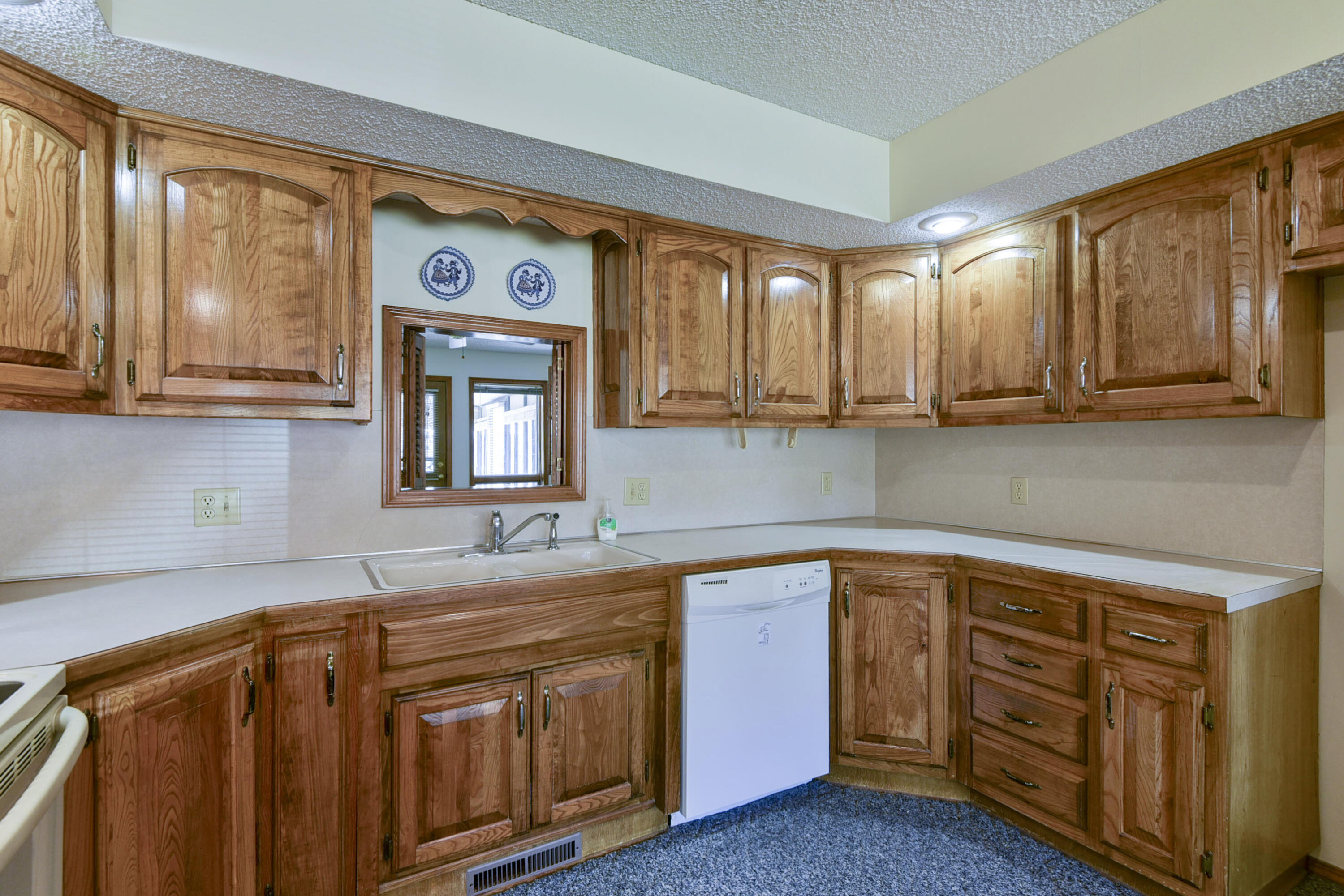 1462 East Powell Street Property Photo 7