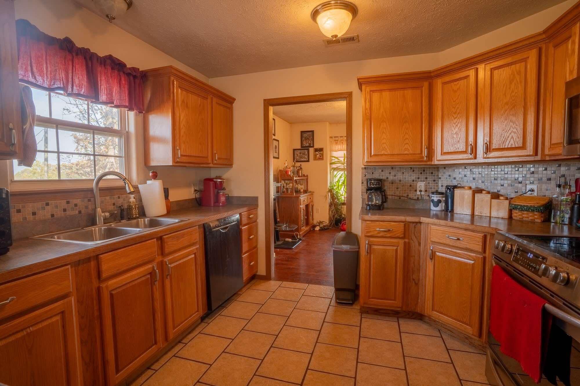22239 Lawrence 1100 Property Photo 7