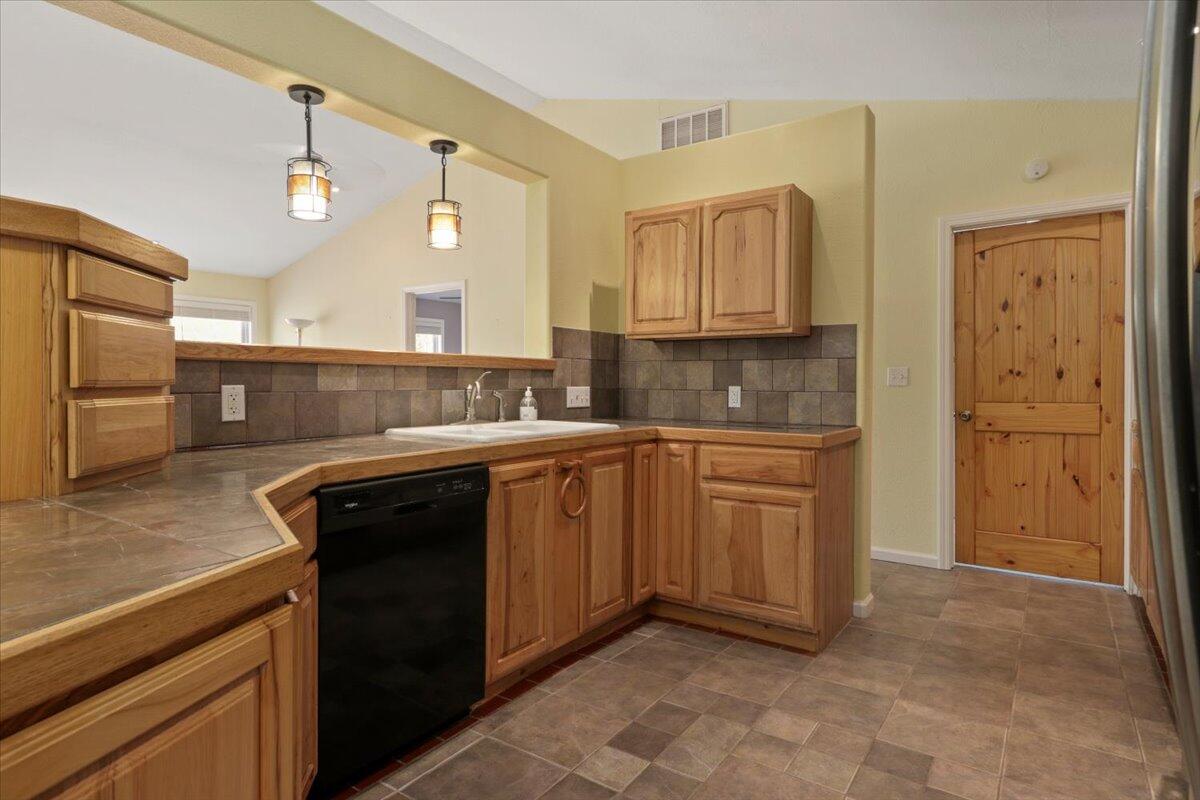 250 Morse Avenue Property Photo 10