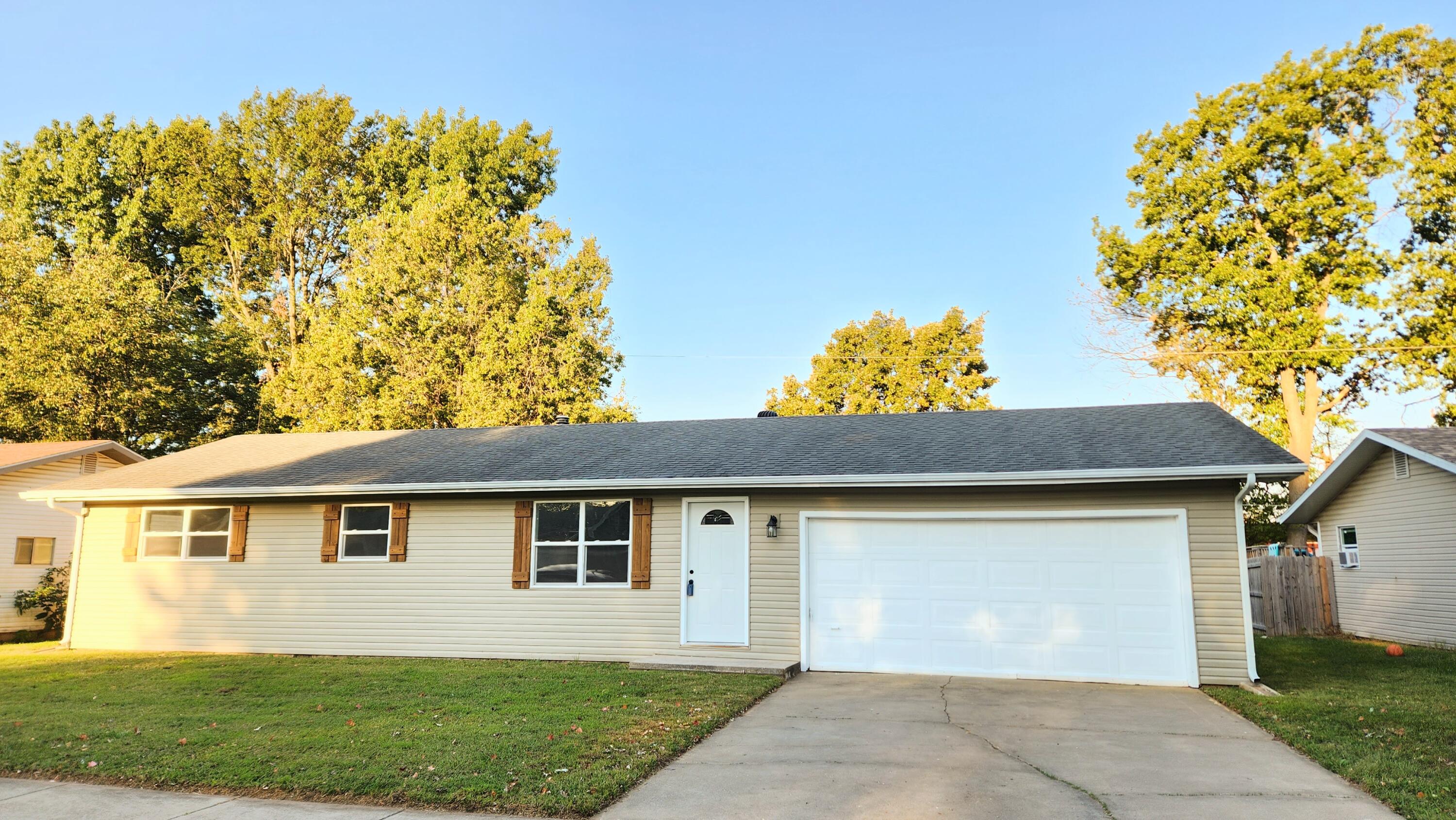 1227 North Hillcrest Avenue Property Photo 1
