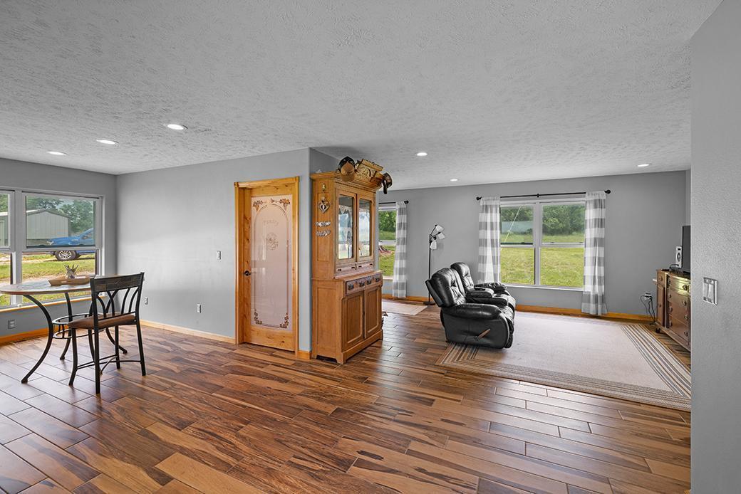 21333 Highway W Property Photo 5