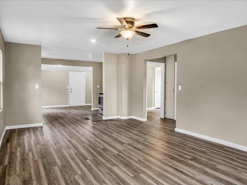 950 South New Avenue Property Photo 3