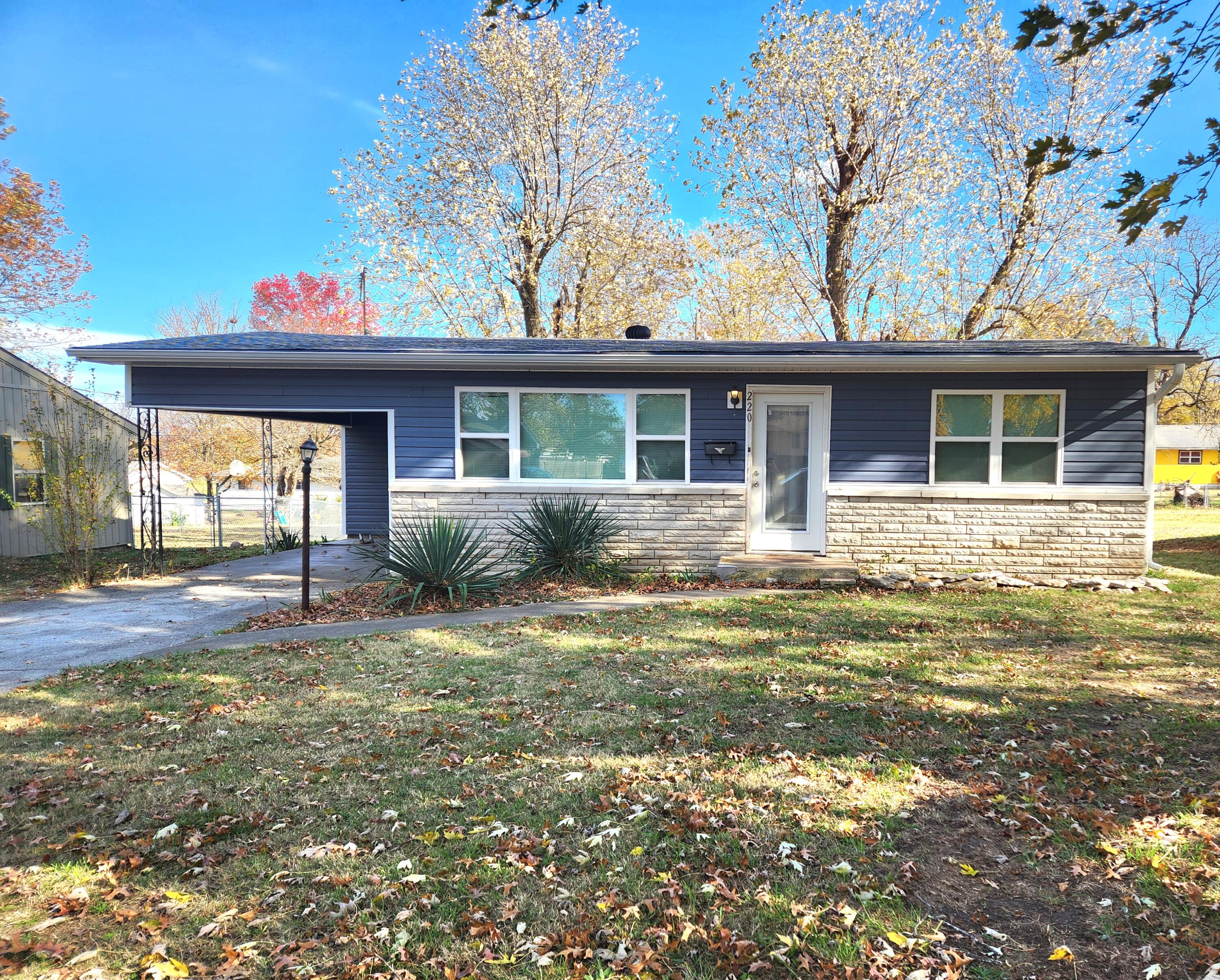 220 South Oak Avenue Property Photo 1