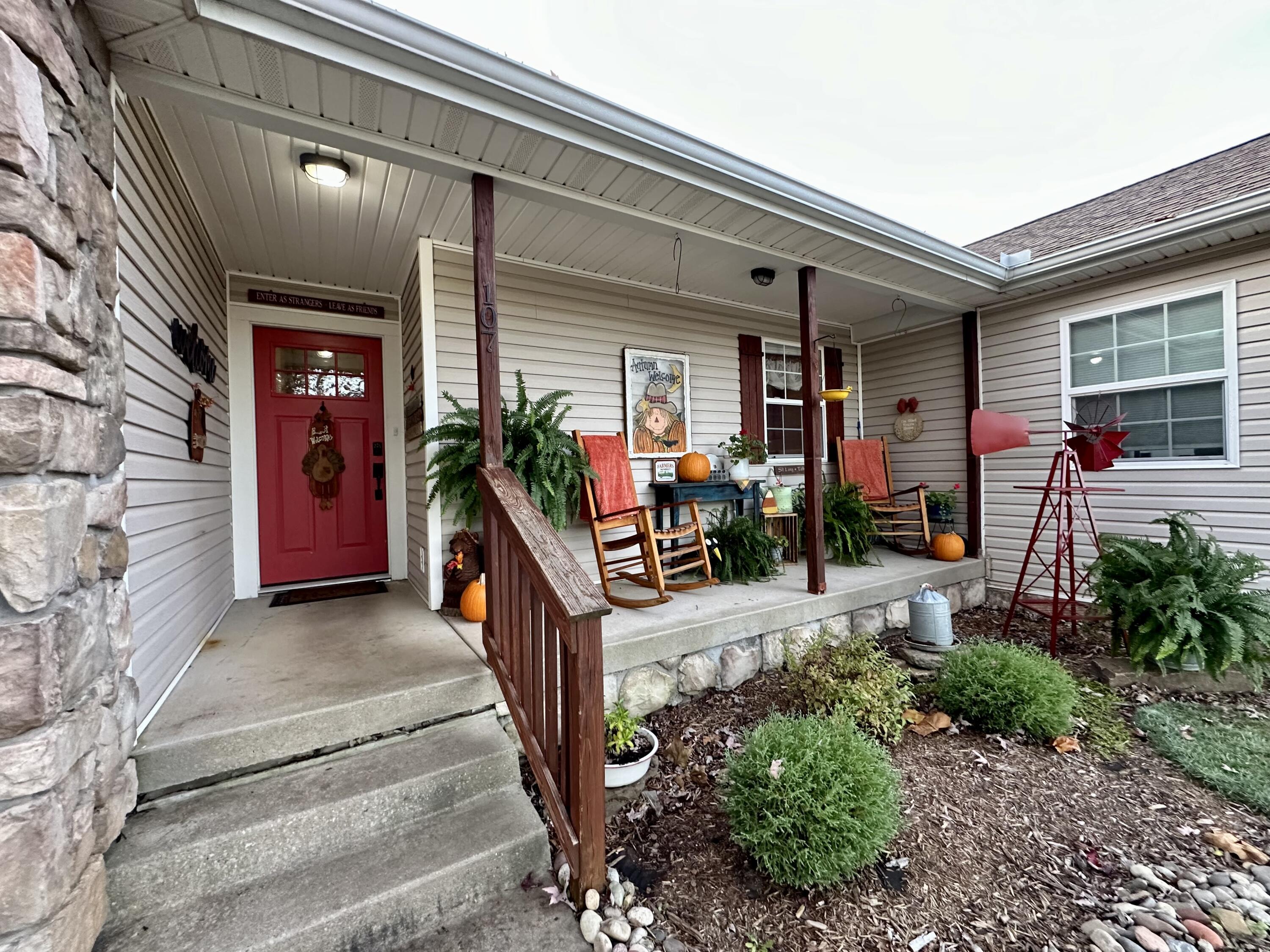 107 South Diamond Loop Property Photo 2