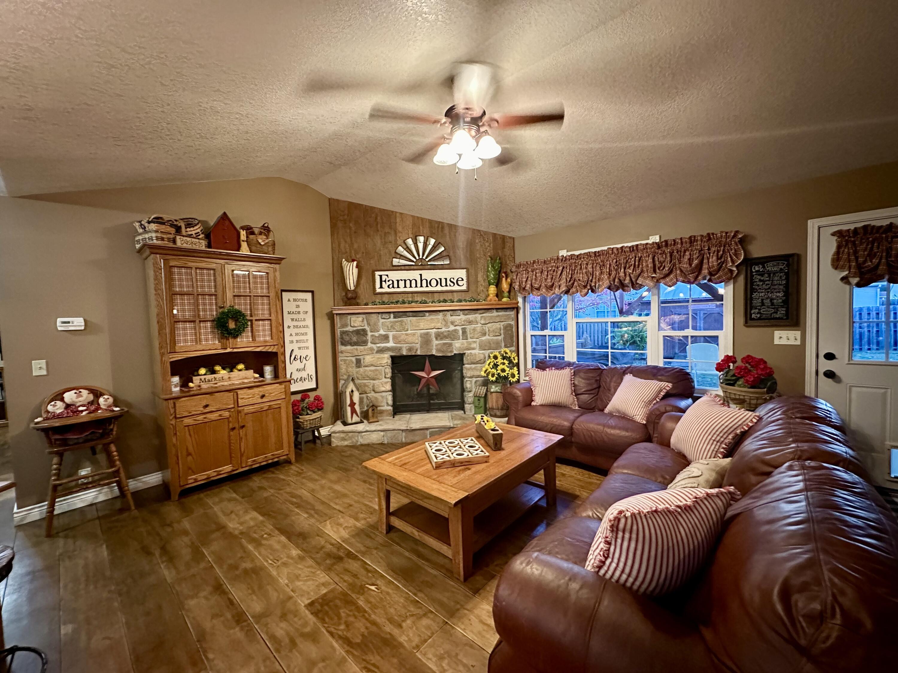 107 South Diamond Loop Property Photo 3