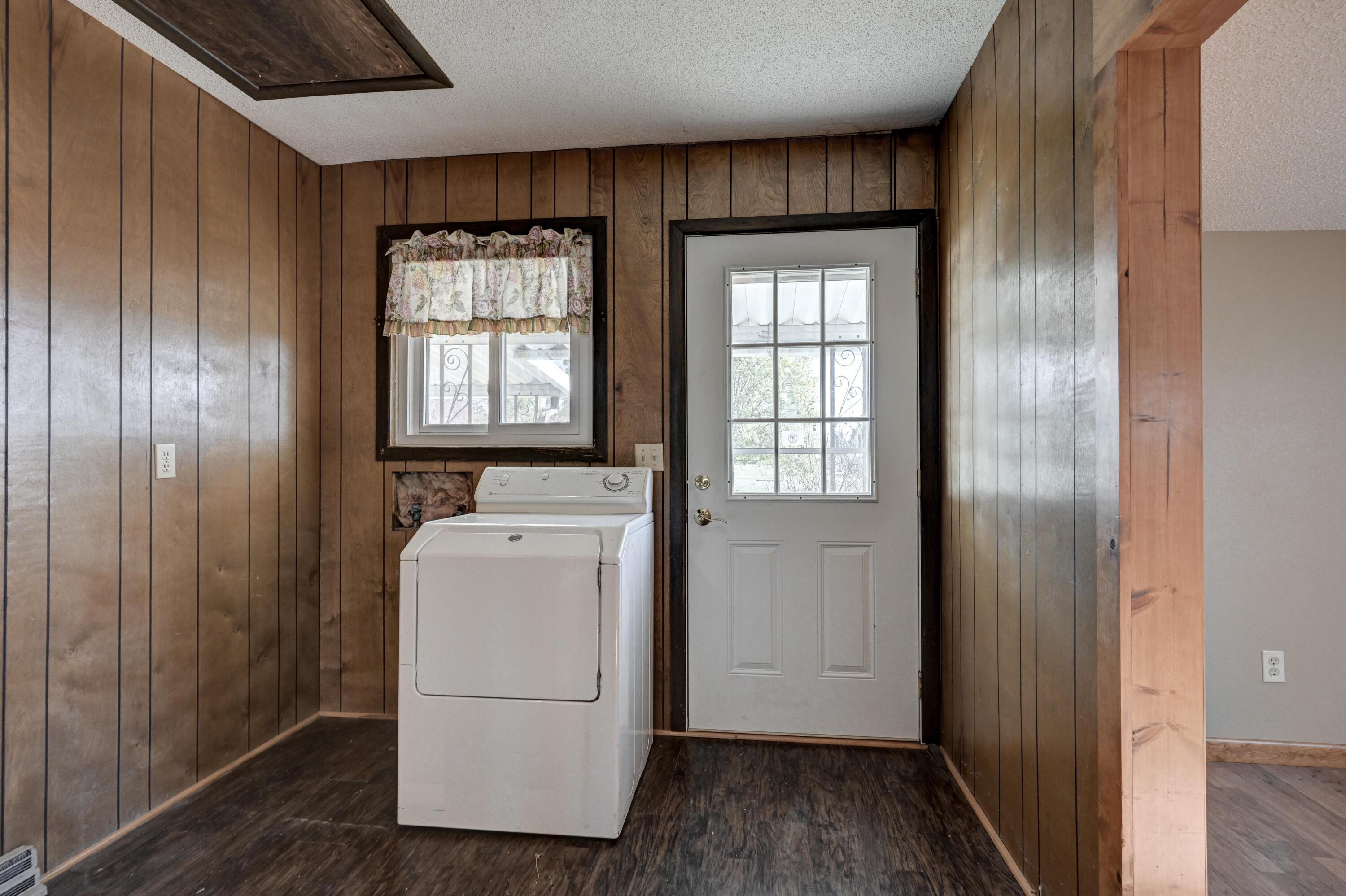 918 North Highway 97 Property Photo 43