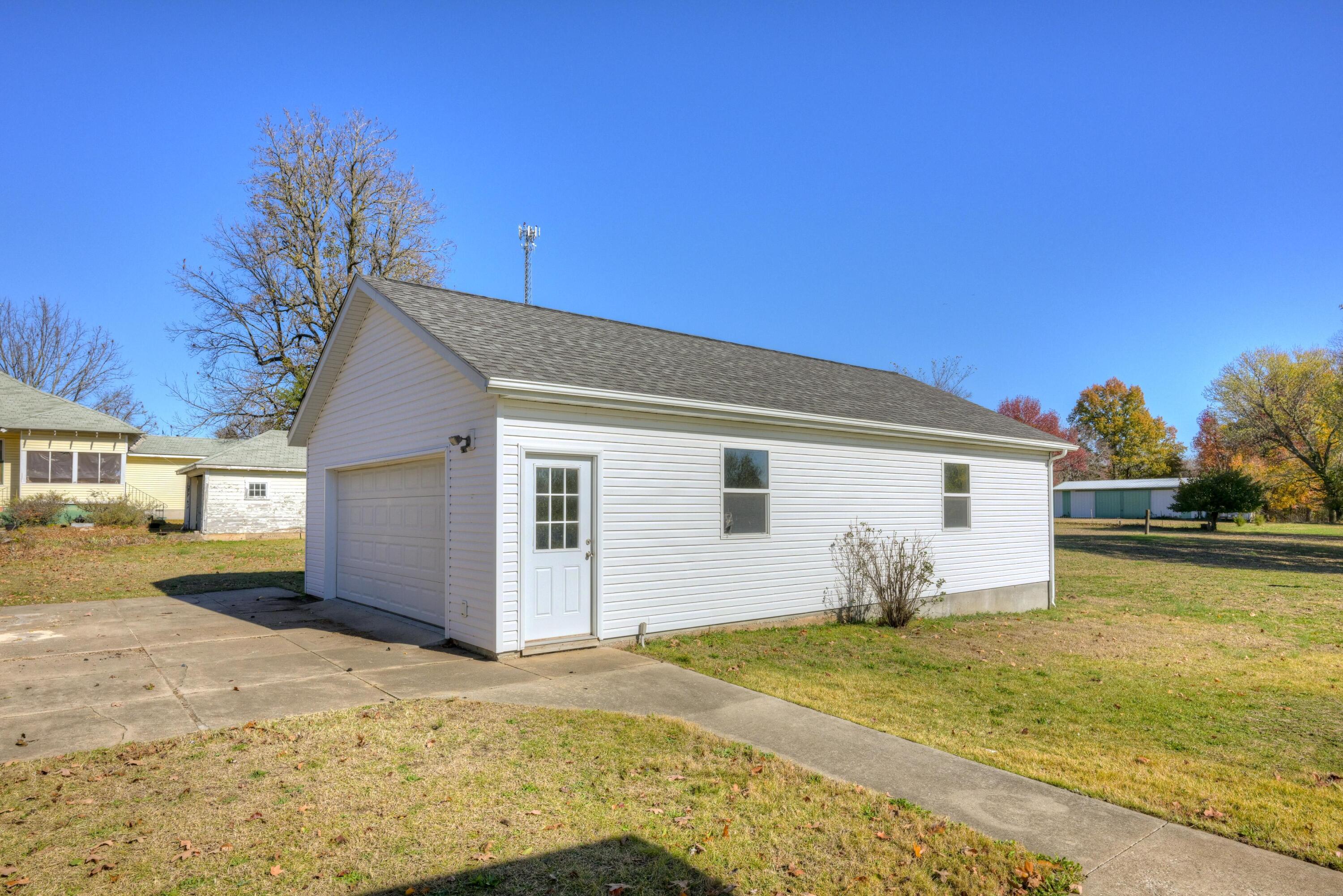 918 North Highway 97 Property Photo 46