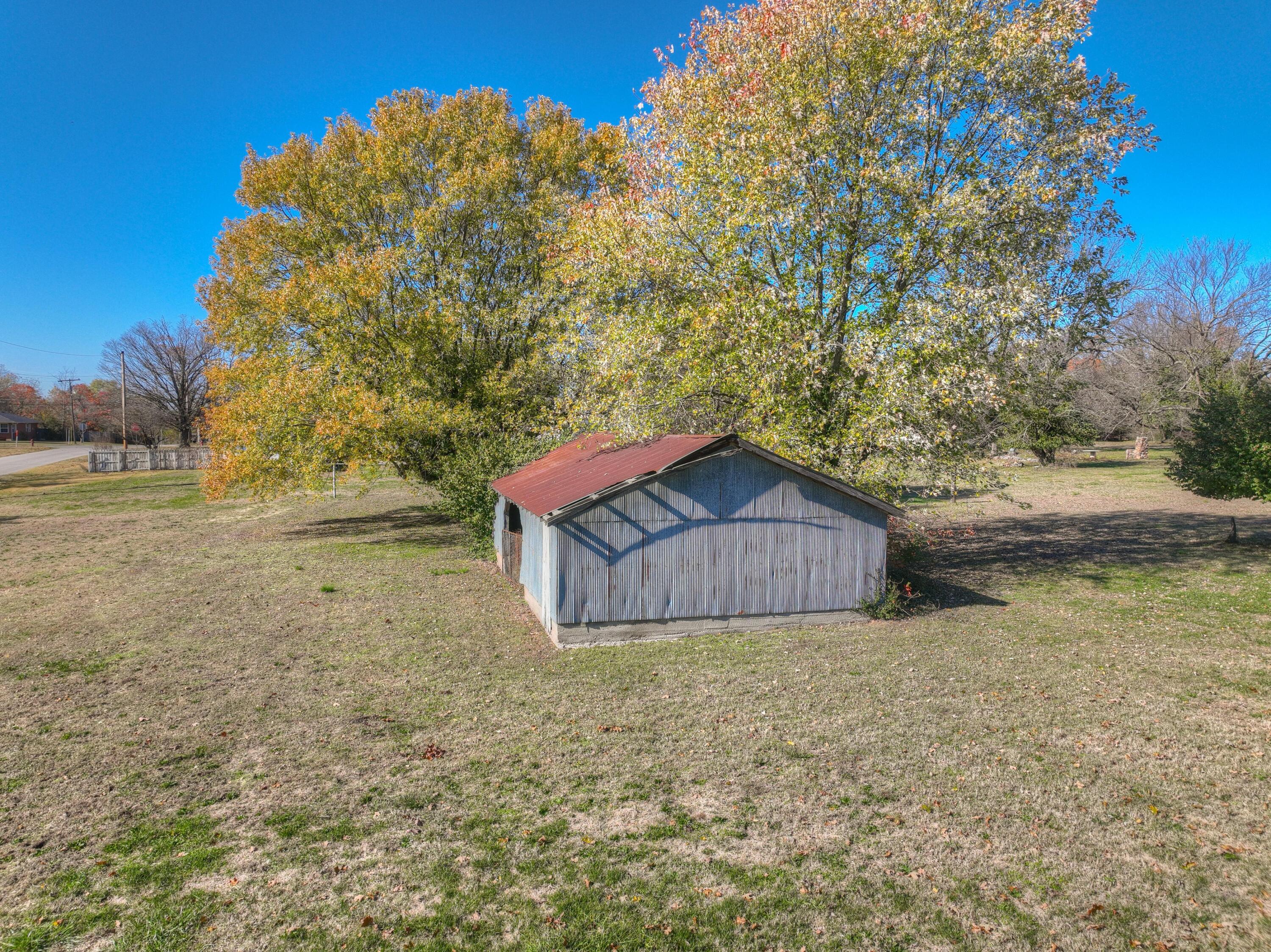 918 North Highway 97 Property Photo 57