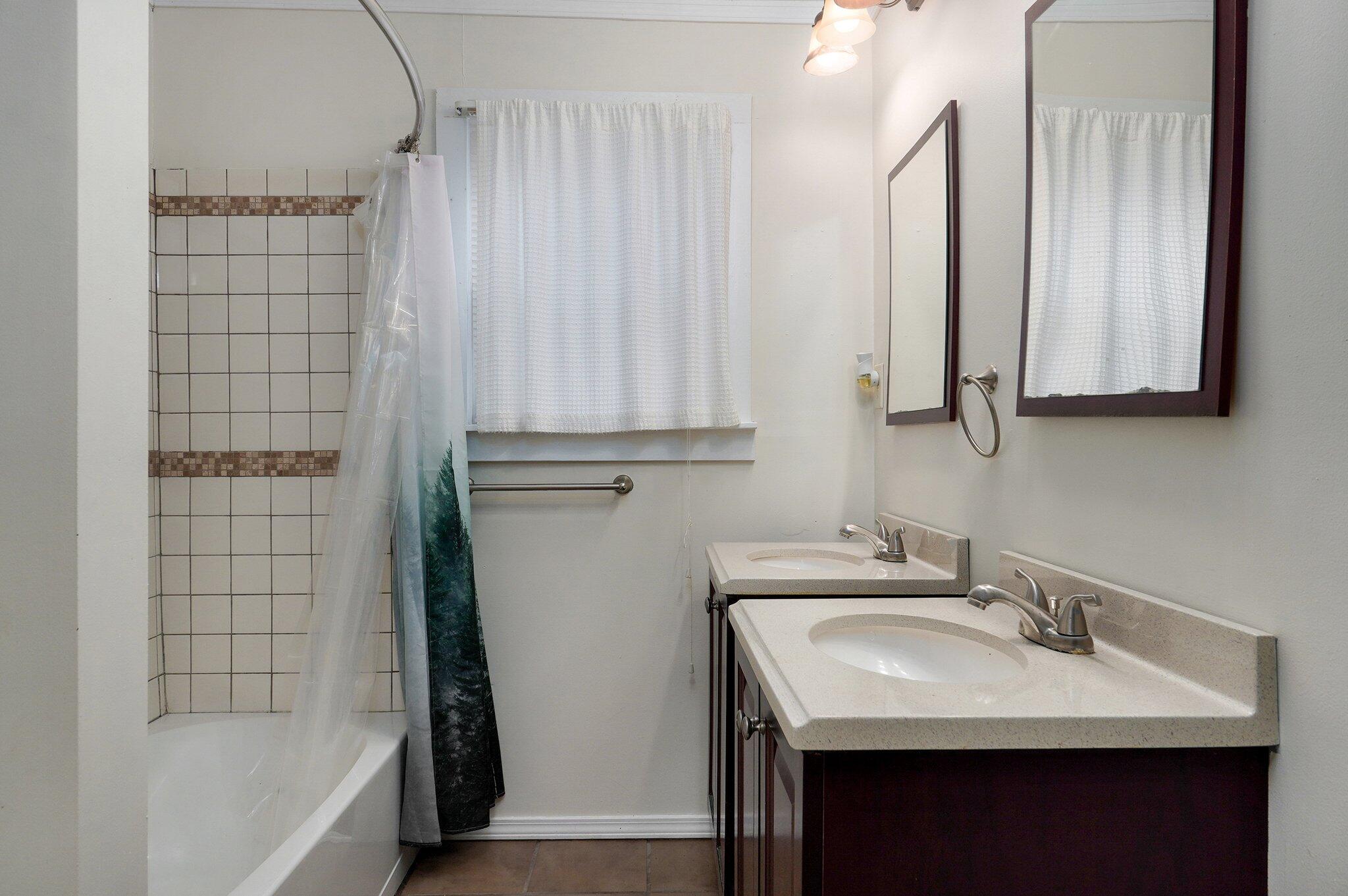527 East South Street Property Photo 5