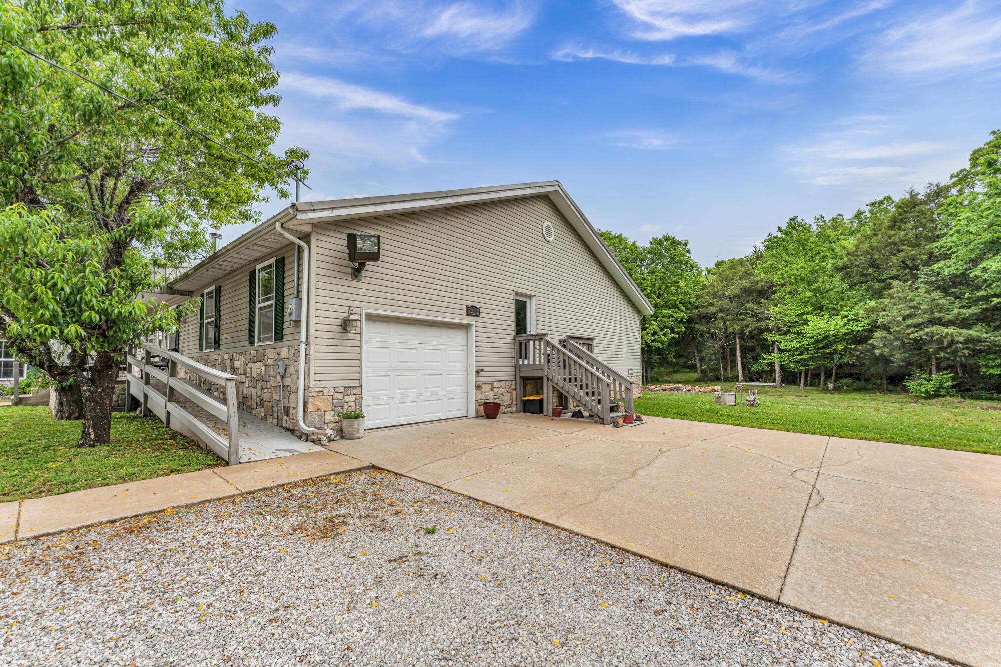 7222 North Farm Road 203 Property Photo 8