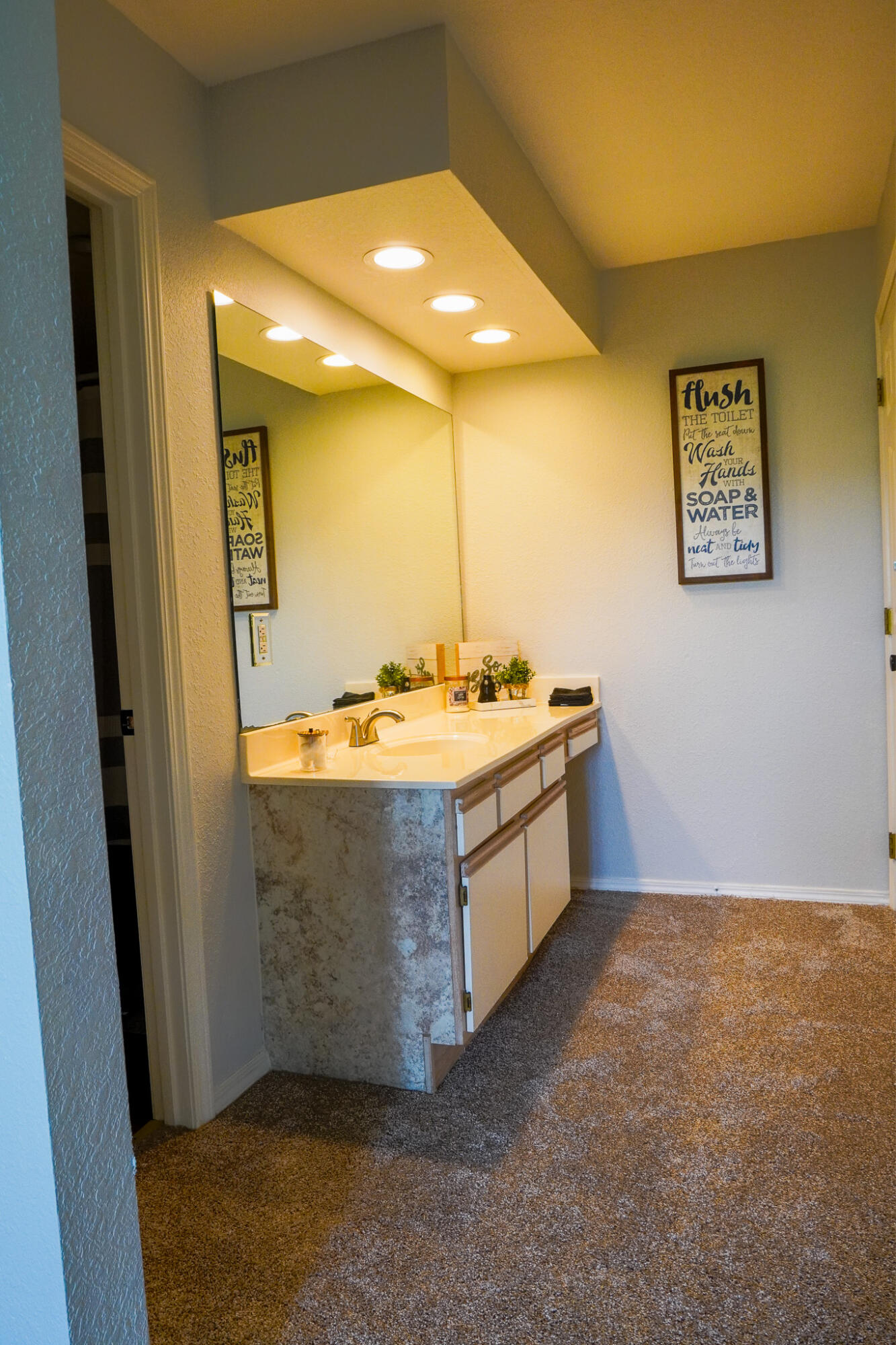 2700 Green Mountain Drive Property Photo 11
