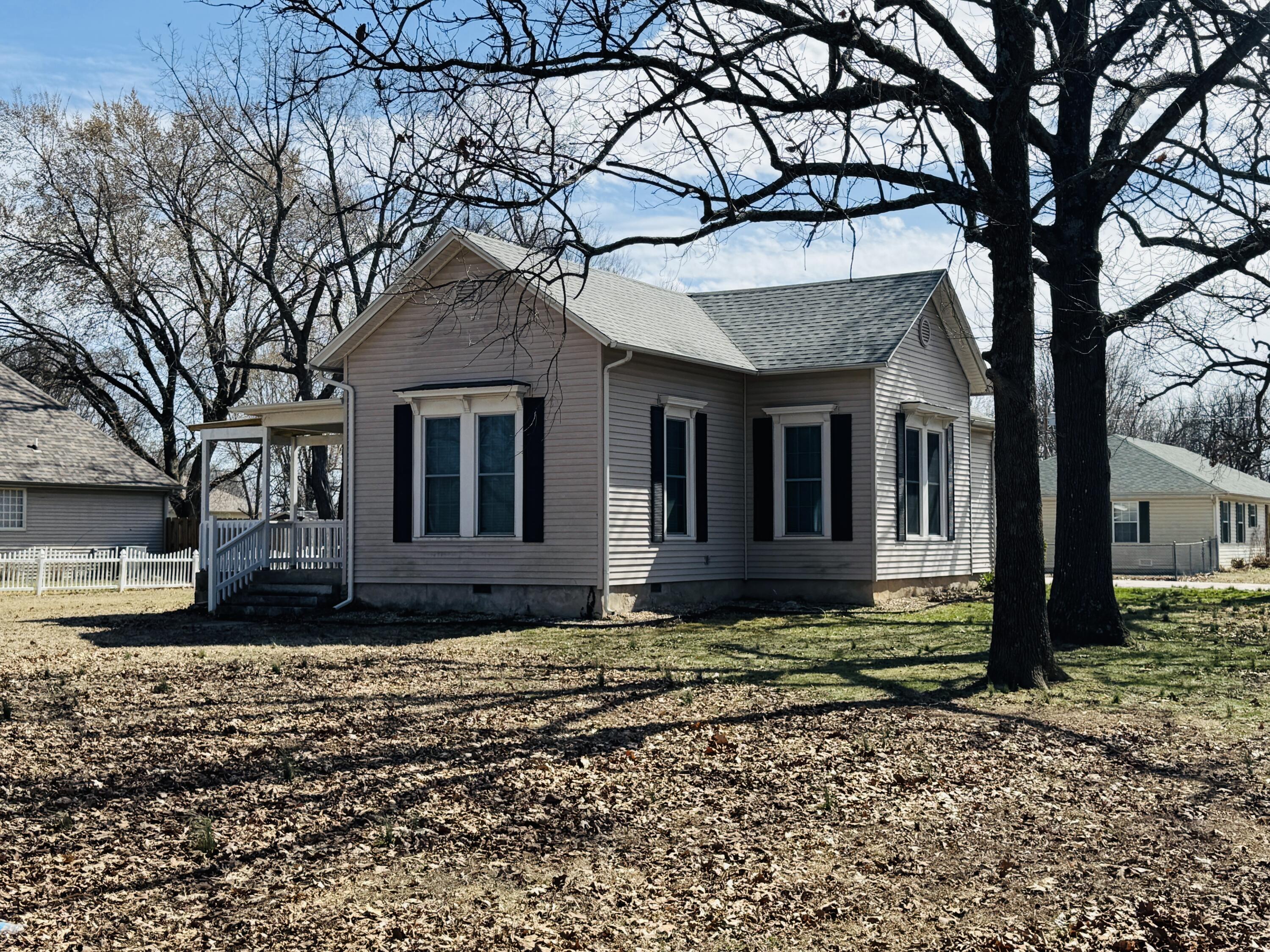 400 South East Street Property Photo 3