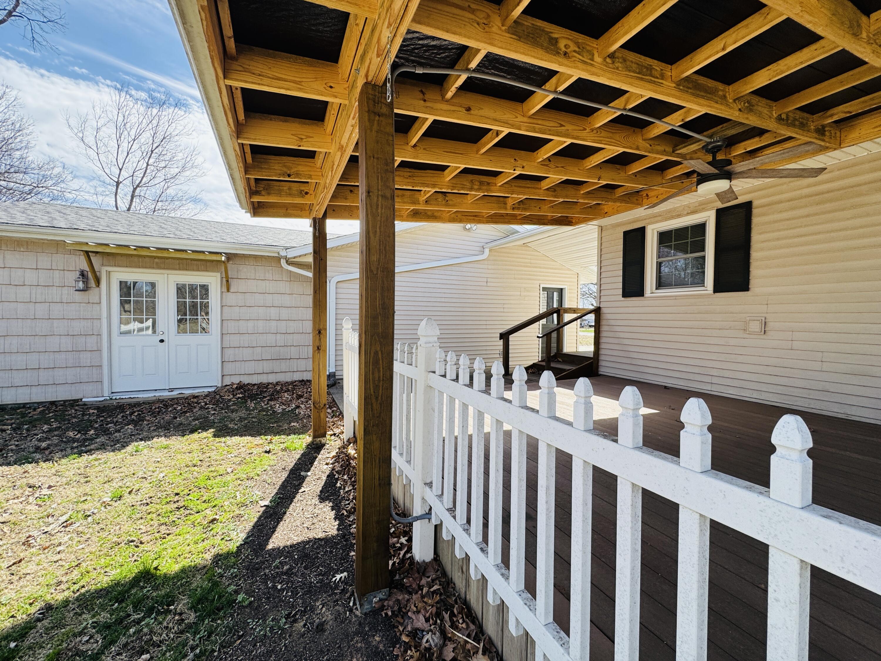 400 South East Street Property Photo 6