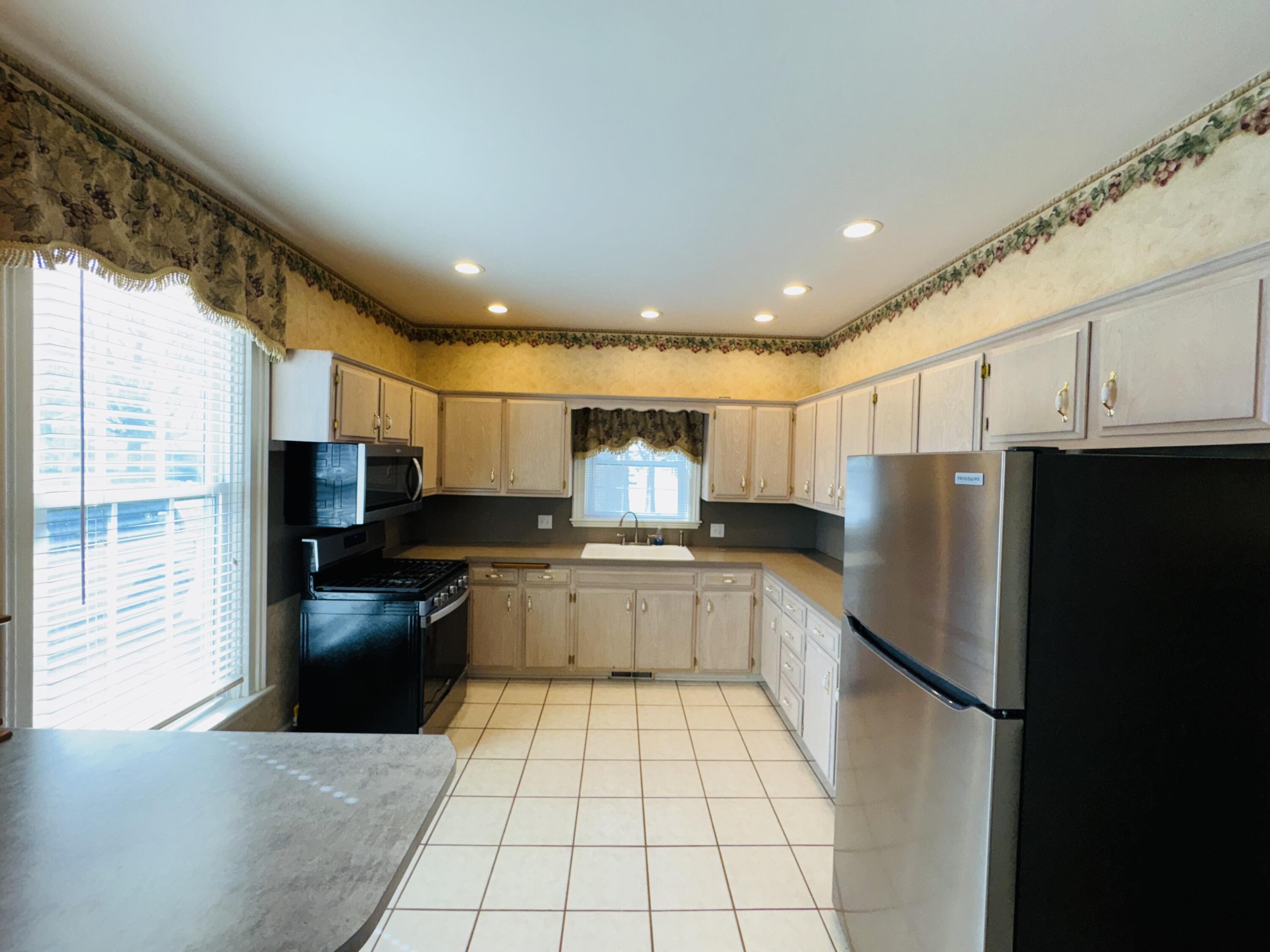 400 South East Street Property Photo 11