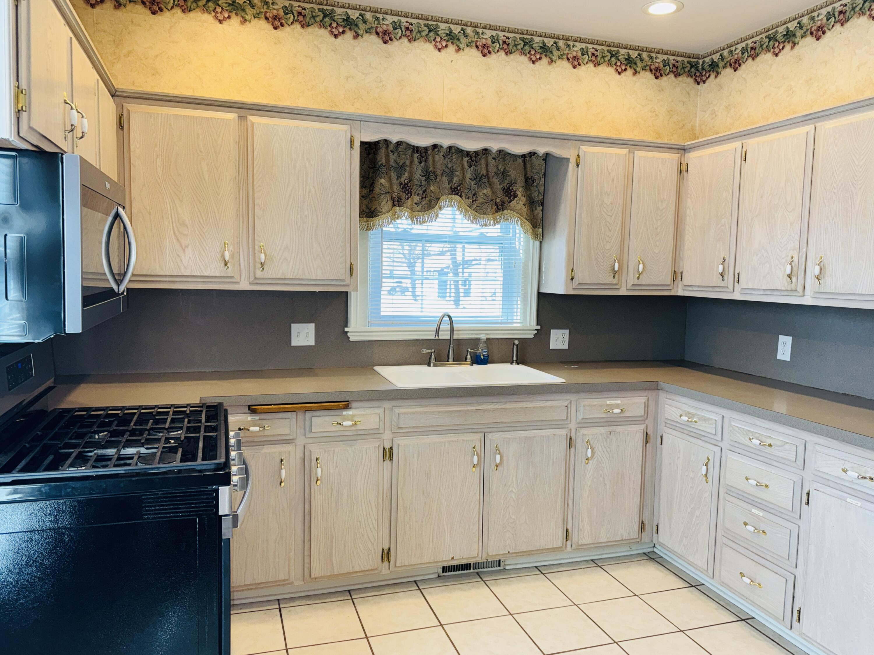 400 South East Street Property Photo 12