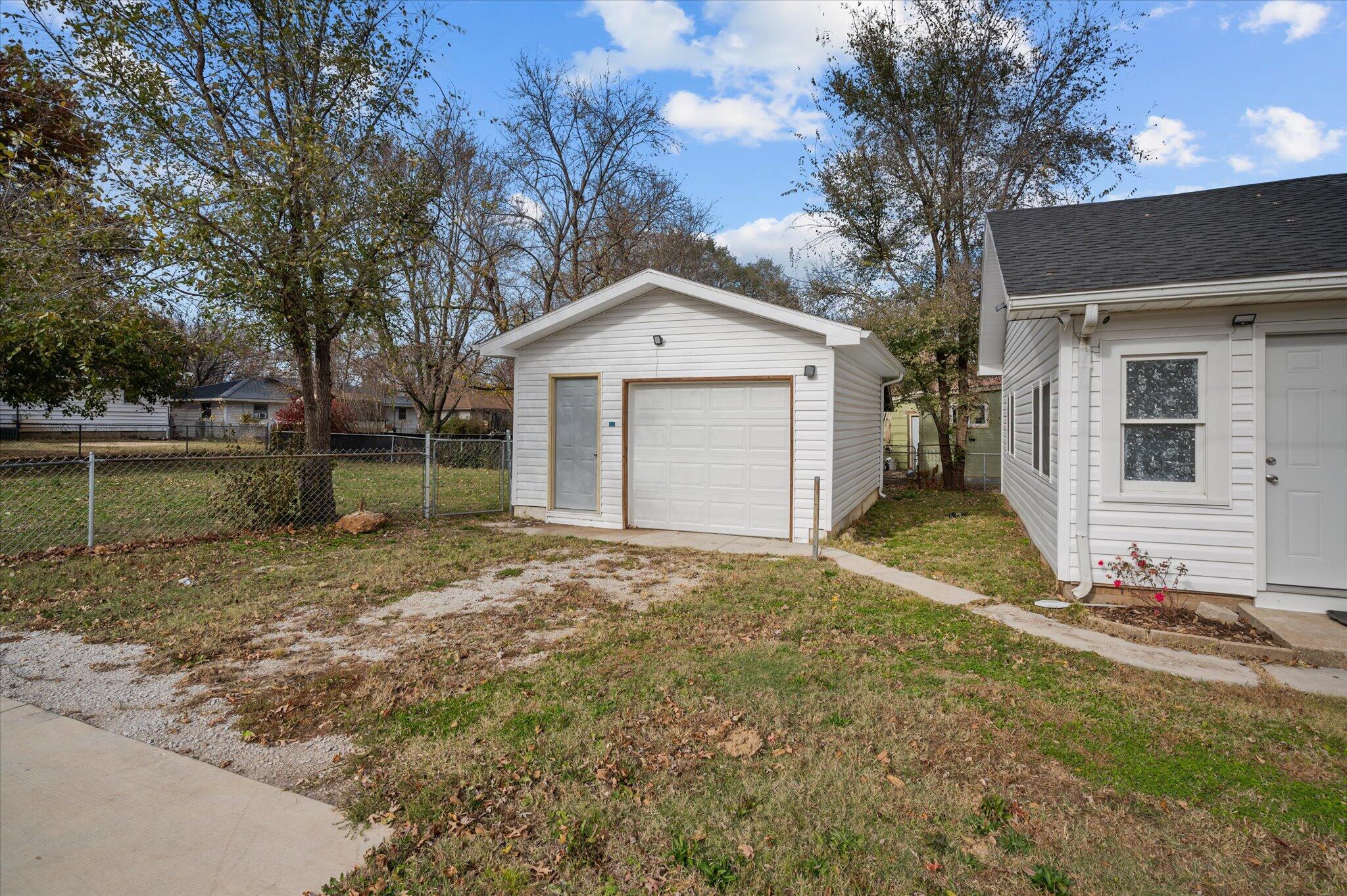 567 South Warren Avenue Property Photo 25