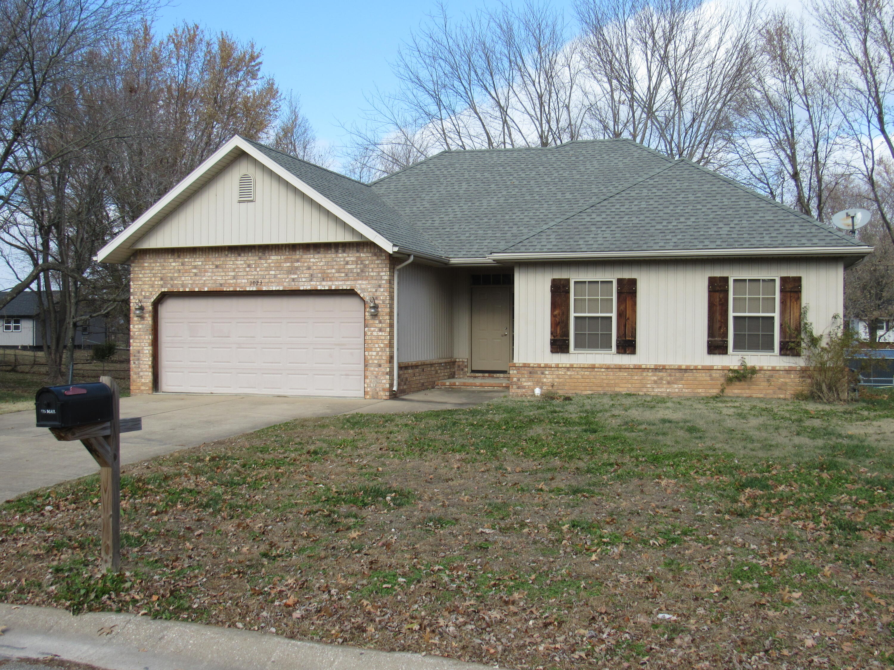 1023 West Ridgecrest Avenue Property Photo 1
