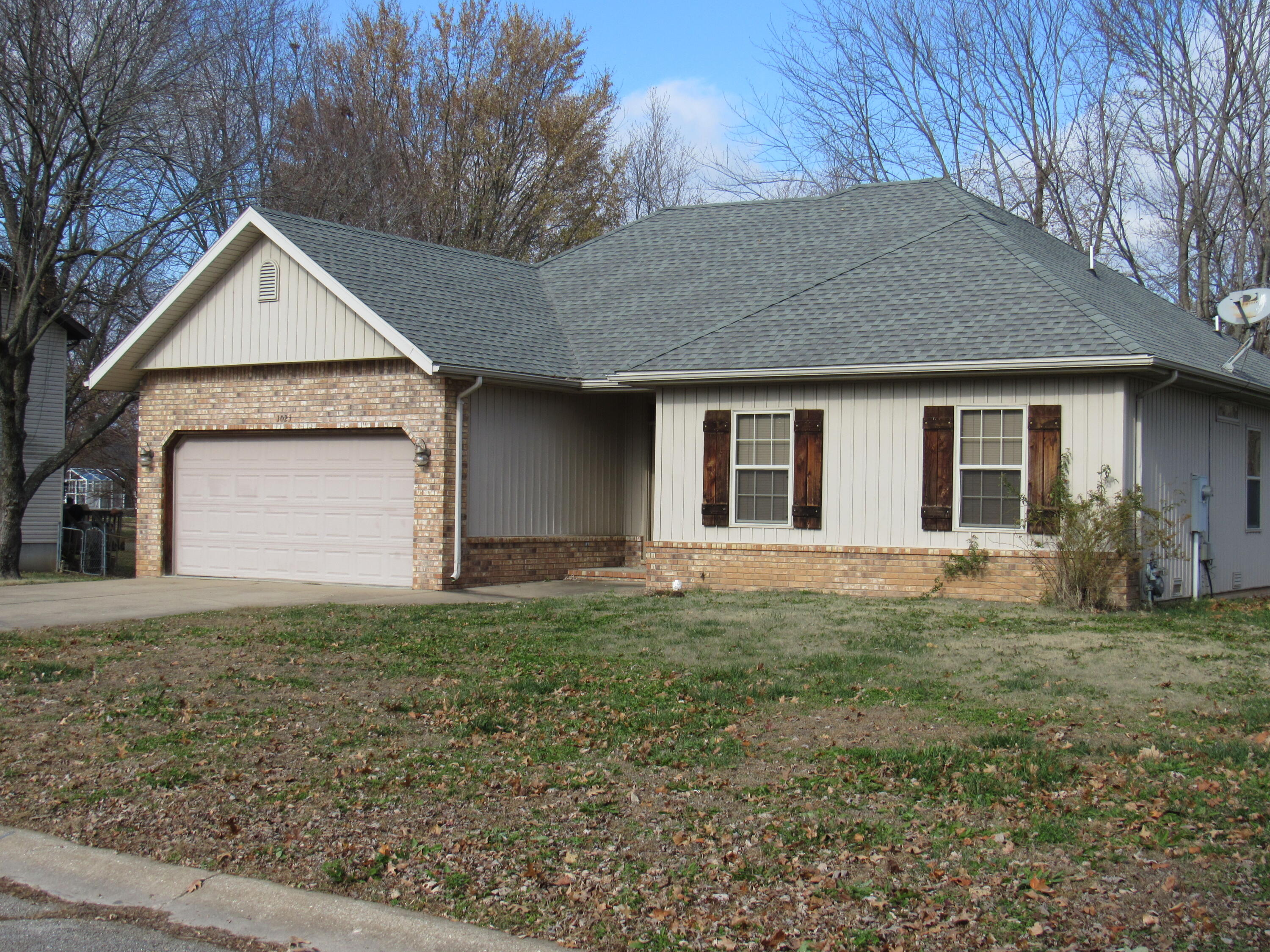 1023 West Ridgecrest Avenue Property Photo 2