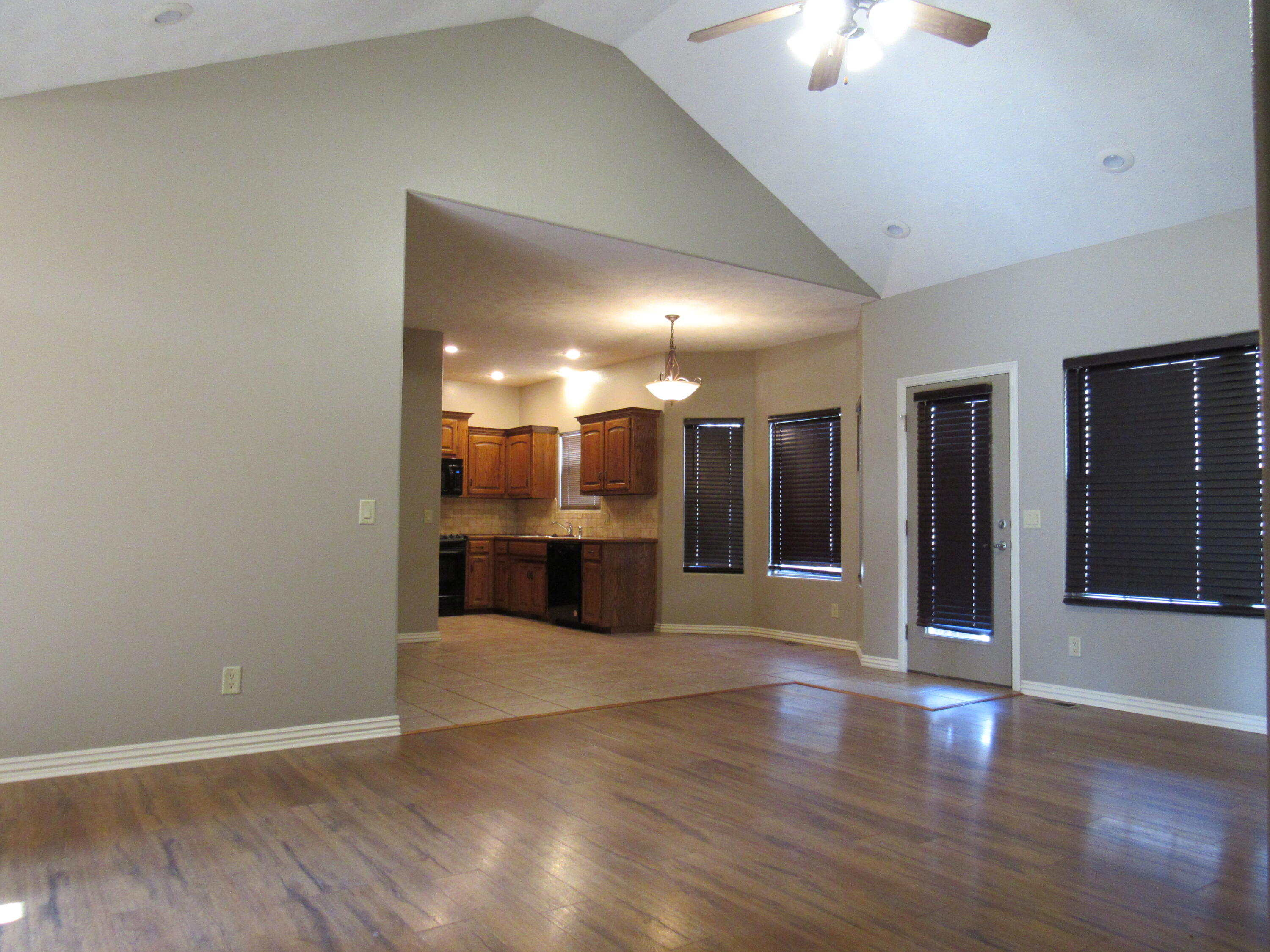 1023 West Ridgecrest Avenue Property Photo 3