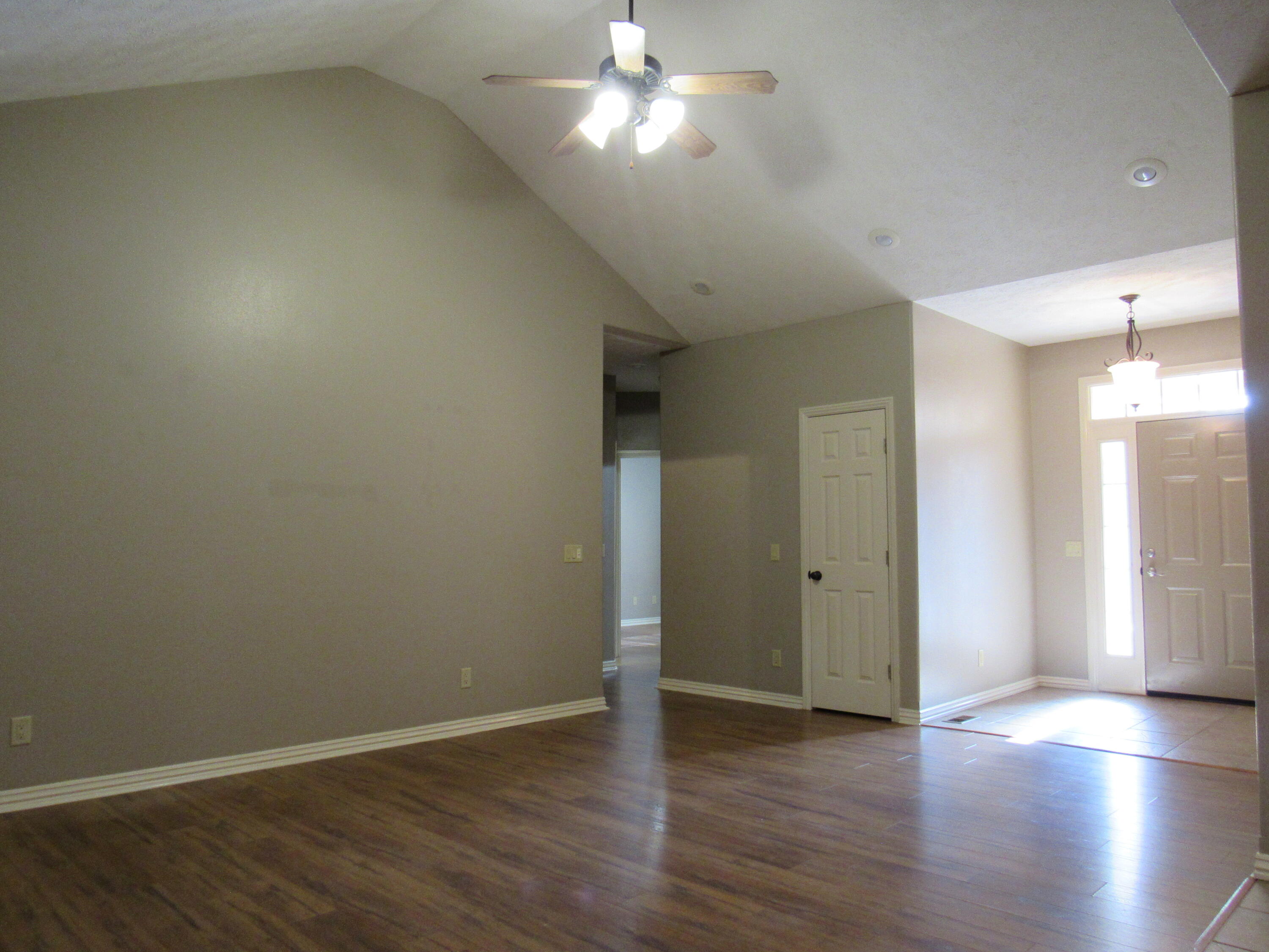 1023 West Ridgecrest Avenue Property Photo 6