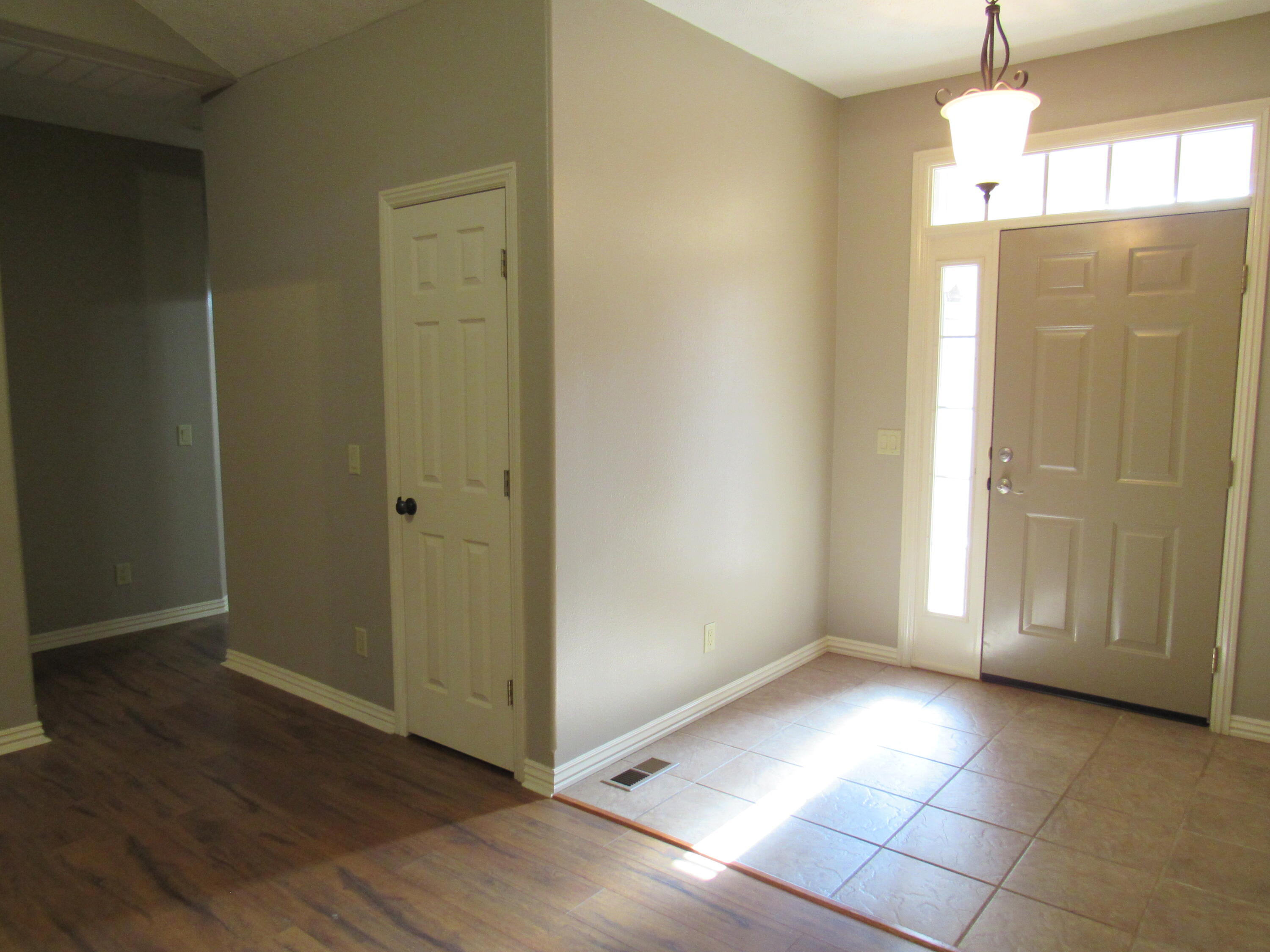 1023 West Ridgecrest Avenue Property Photo 7