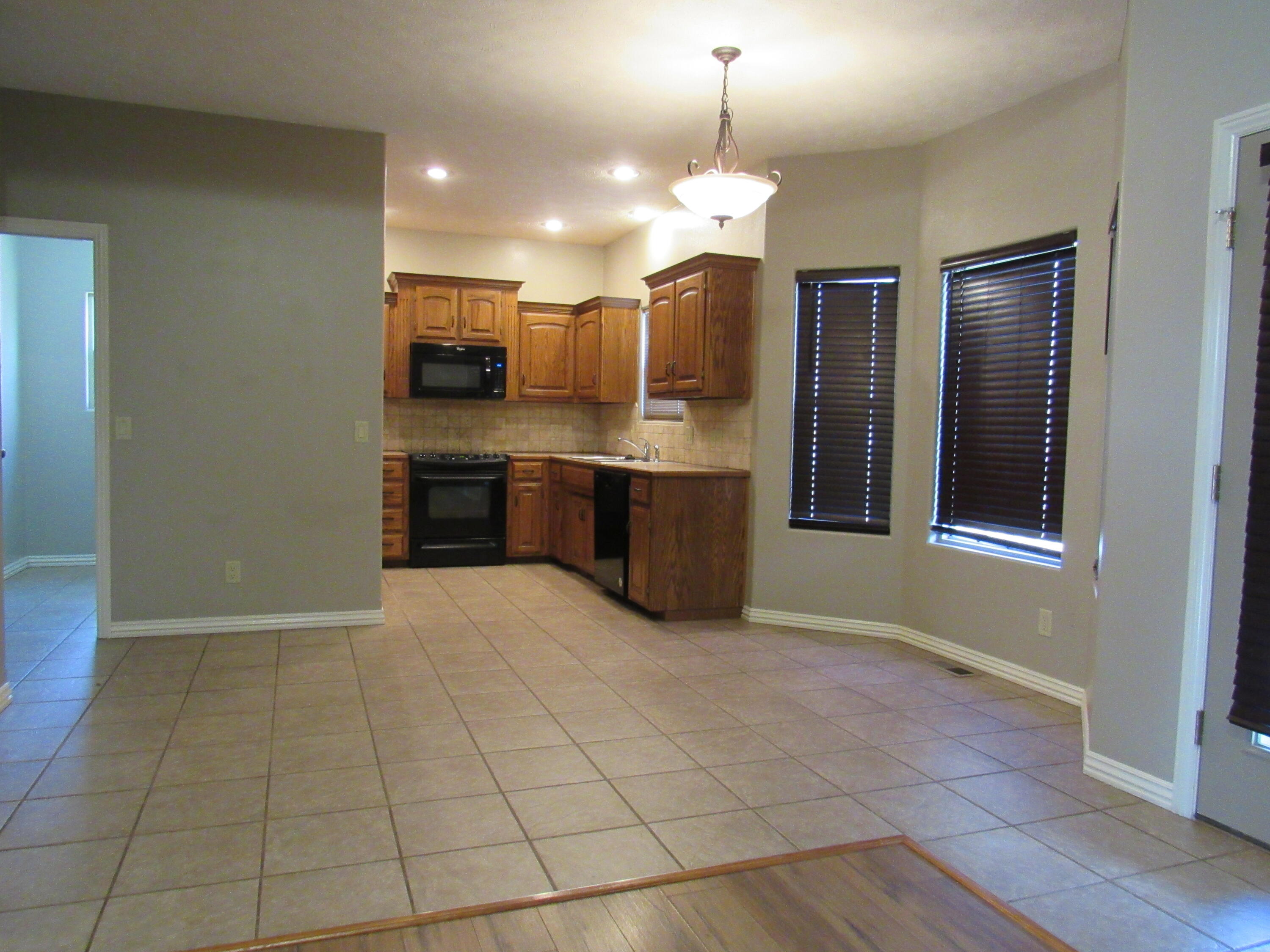 1023 West Ridgecrest Avenue Property Photo 8