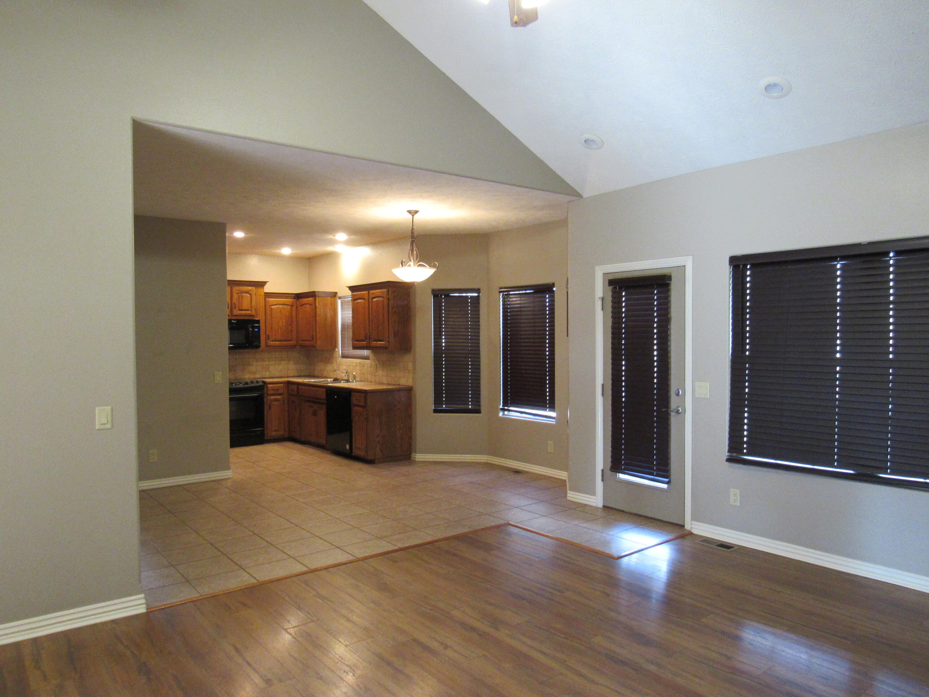 1023 West Ridgecrest Avenue Property Photo 9