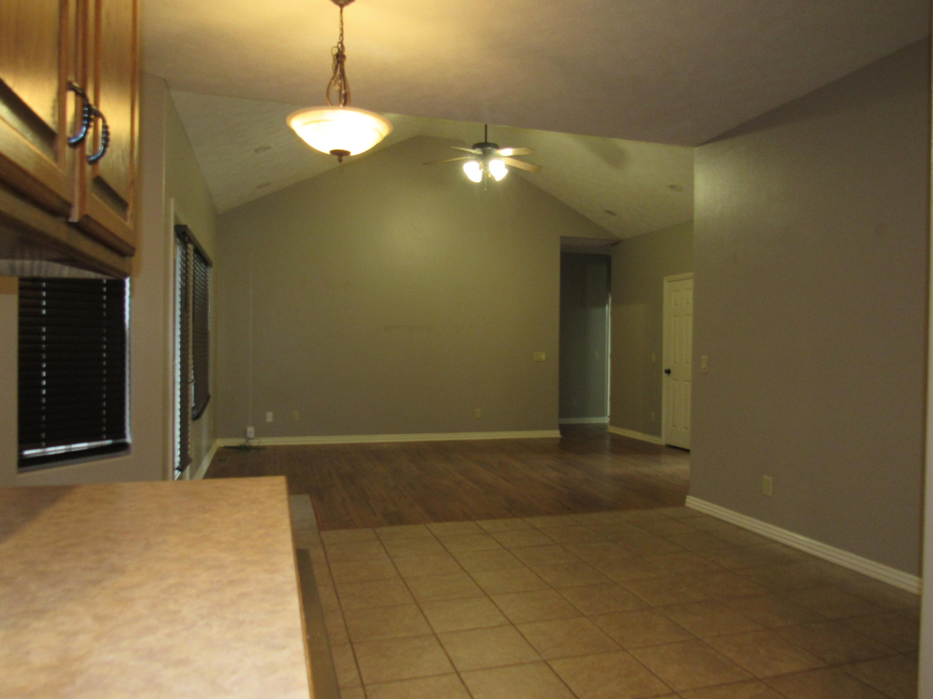 1023 West Ridgecrest Avenue Property Photo 16