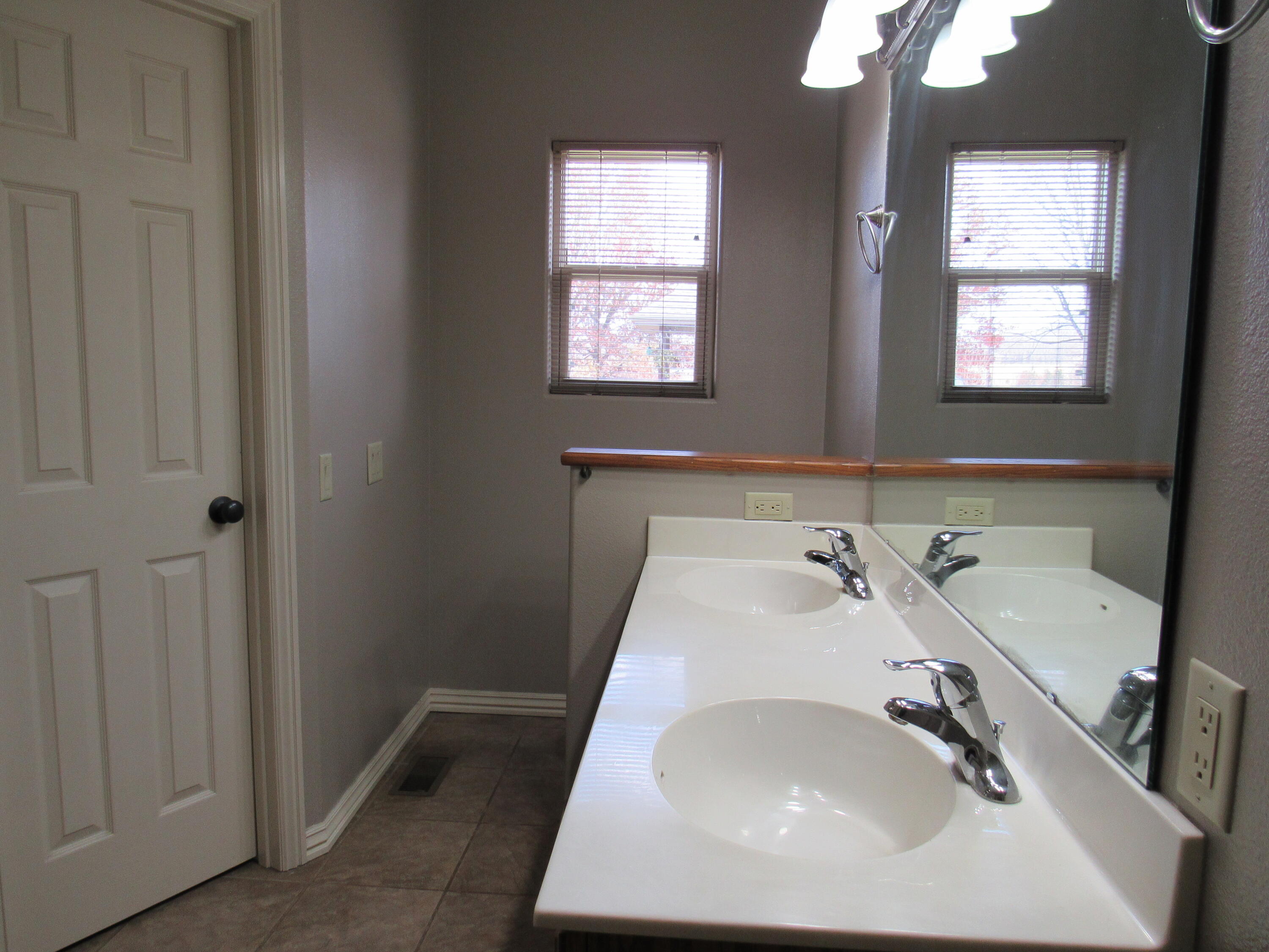 1023 West Ridgecrest Avenue Property Photo 27