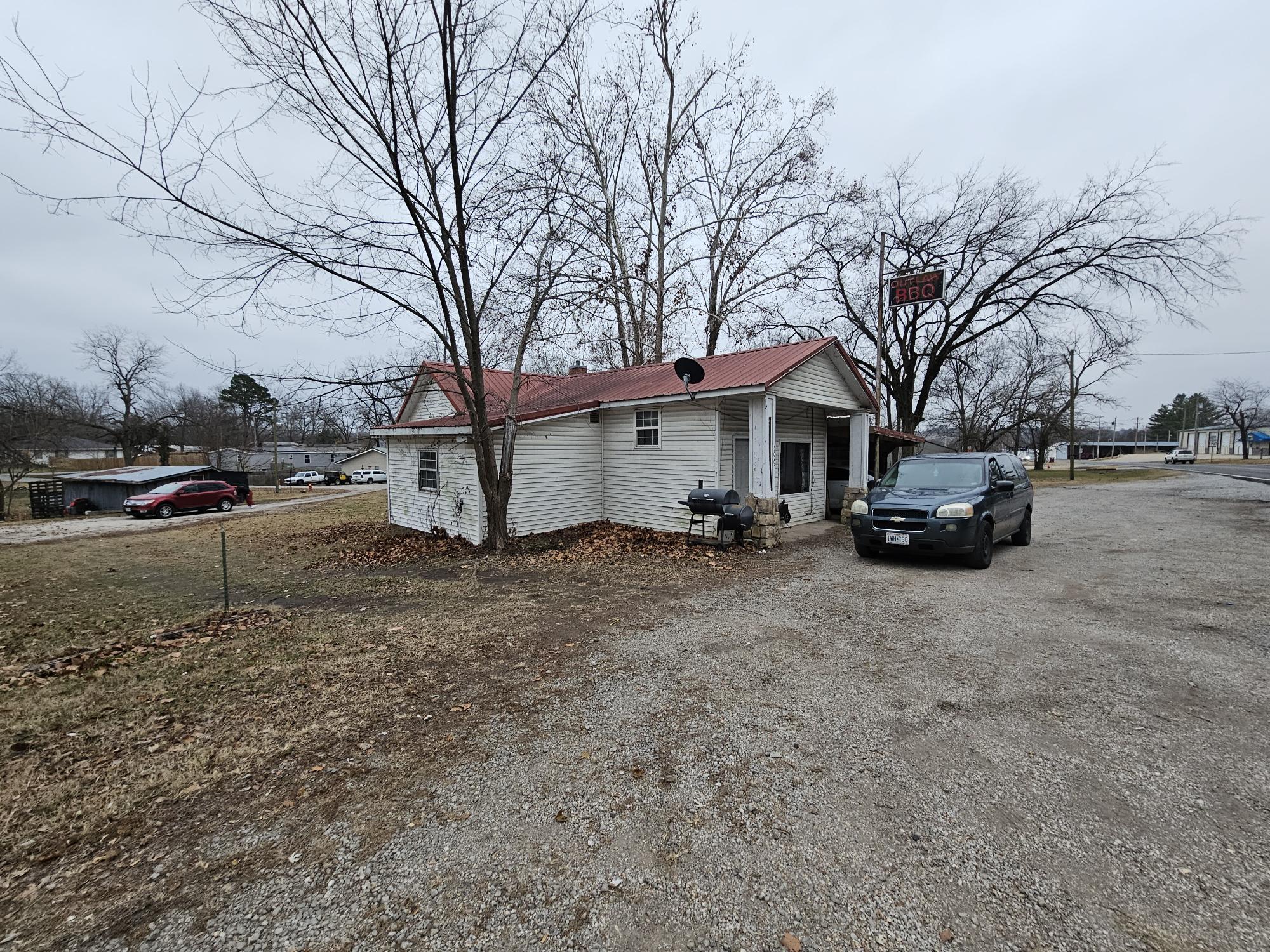 306/308 Jesse James Road Property Photo 1