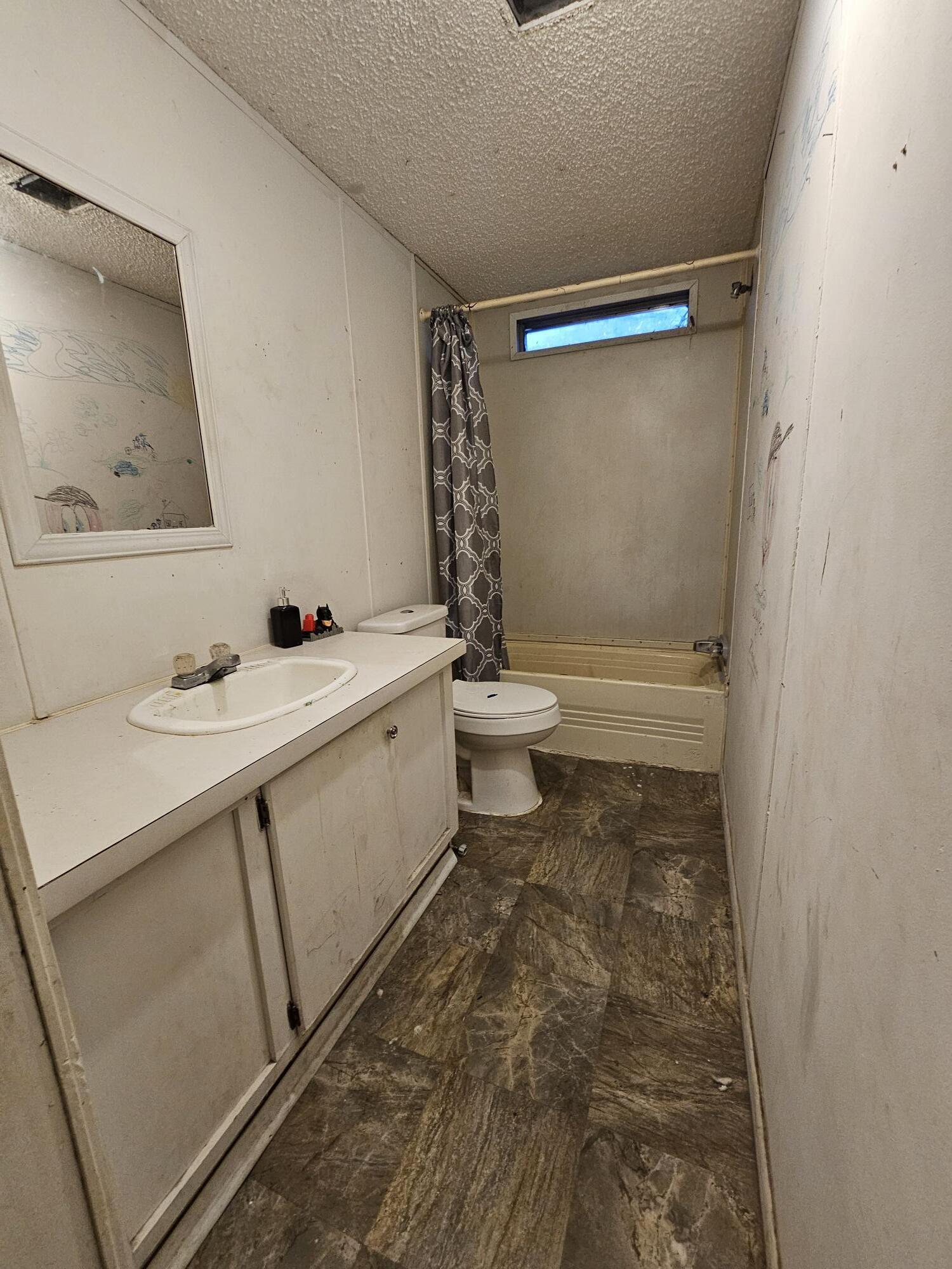 306/308 Jesse James Road Property Photo 9