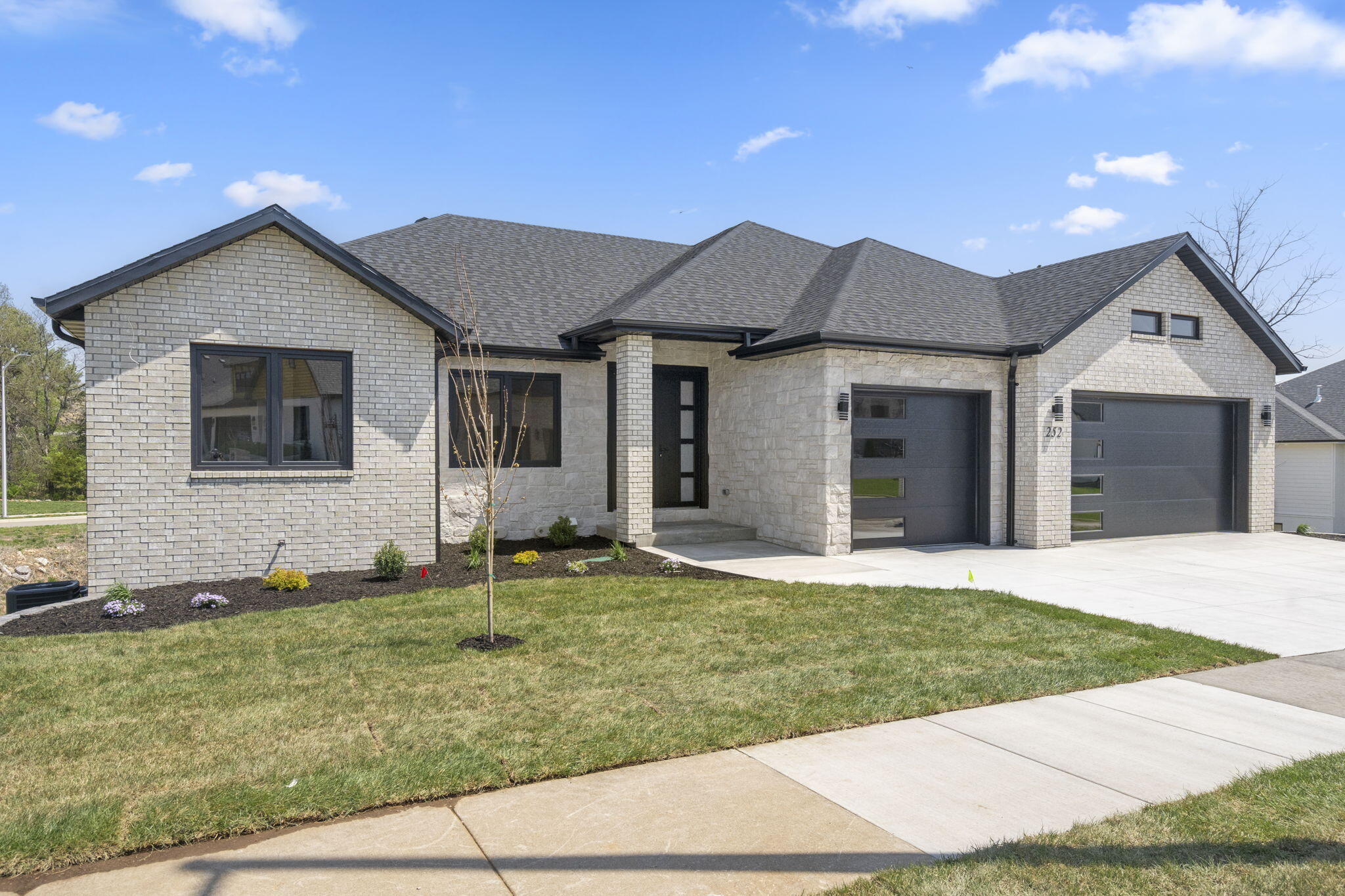 252 Hickory Hills Boulevard Property Photo 2