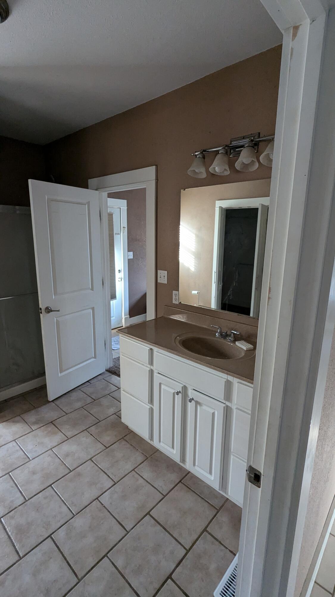 1401 South Barrett Avenue Property Photo 8