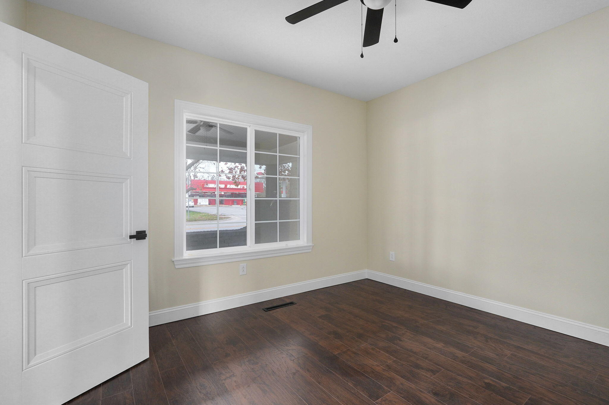 909 North Central Avenue Property Photo 10