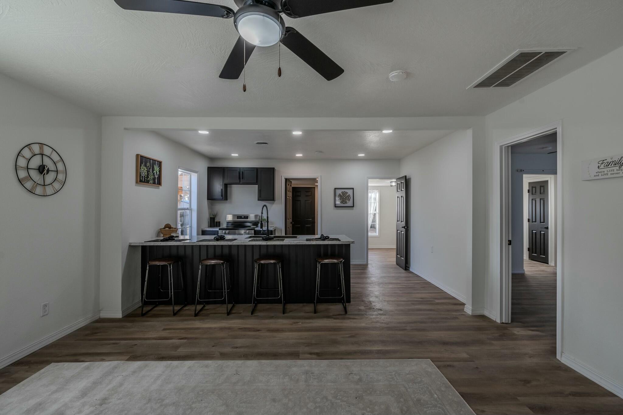 825 South Park Avenue Property Photo 2