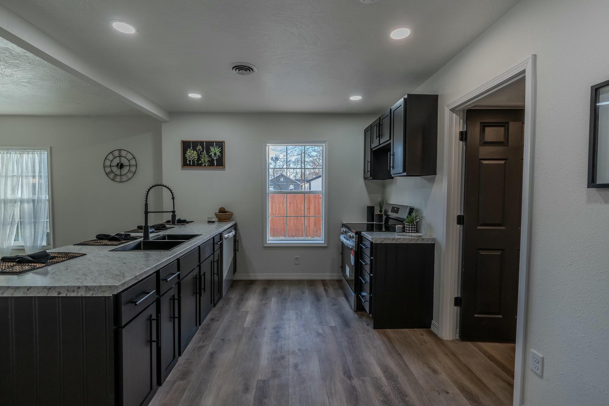 825 South Park Avenue Property Photo 4
