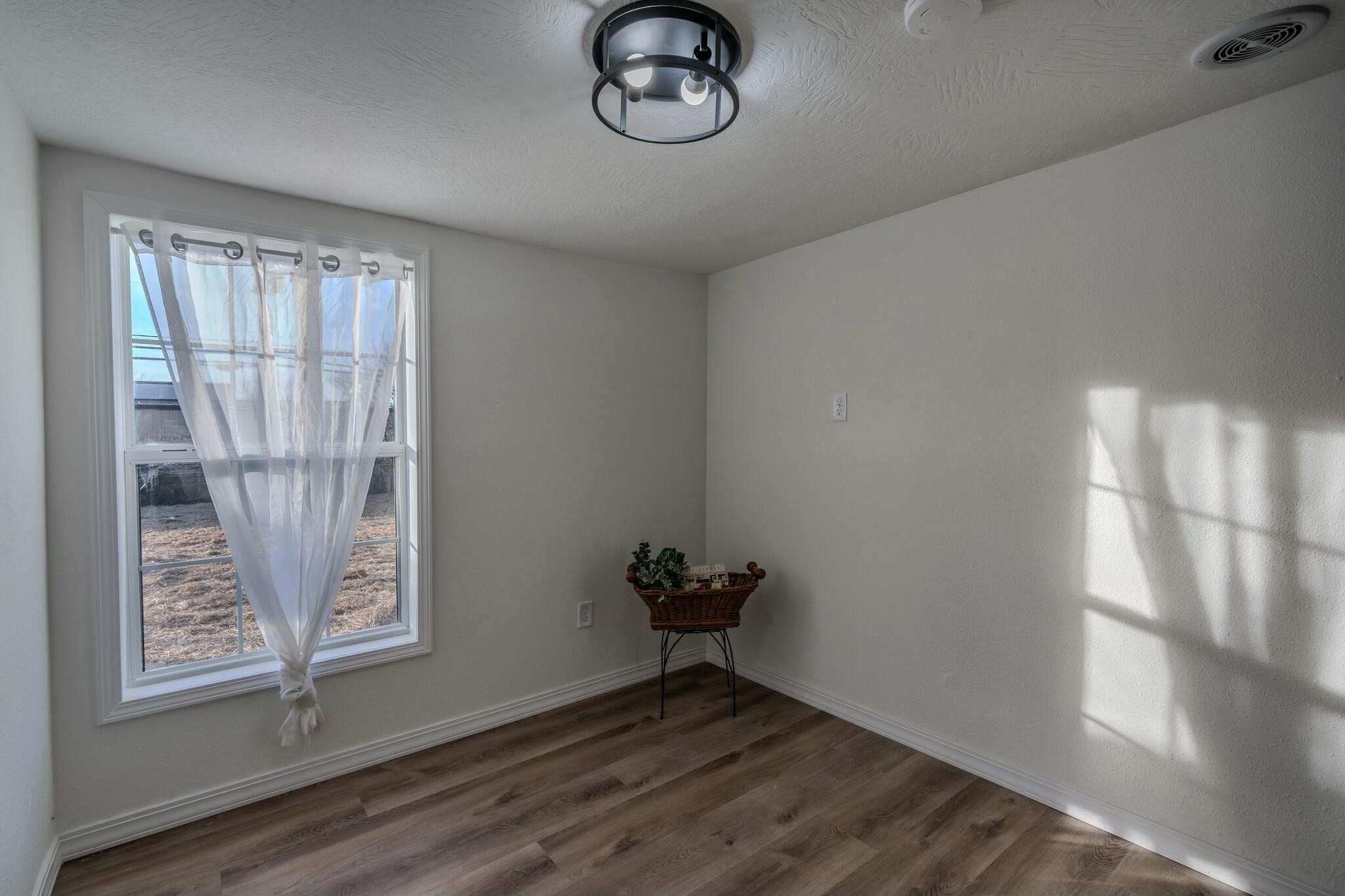 825 South Park Avenue Property Photo 9