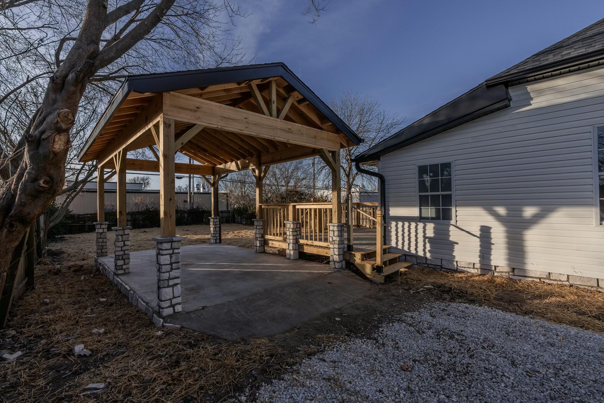 825 South Park Avenue Property Photo 12