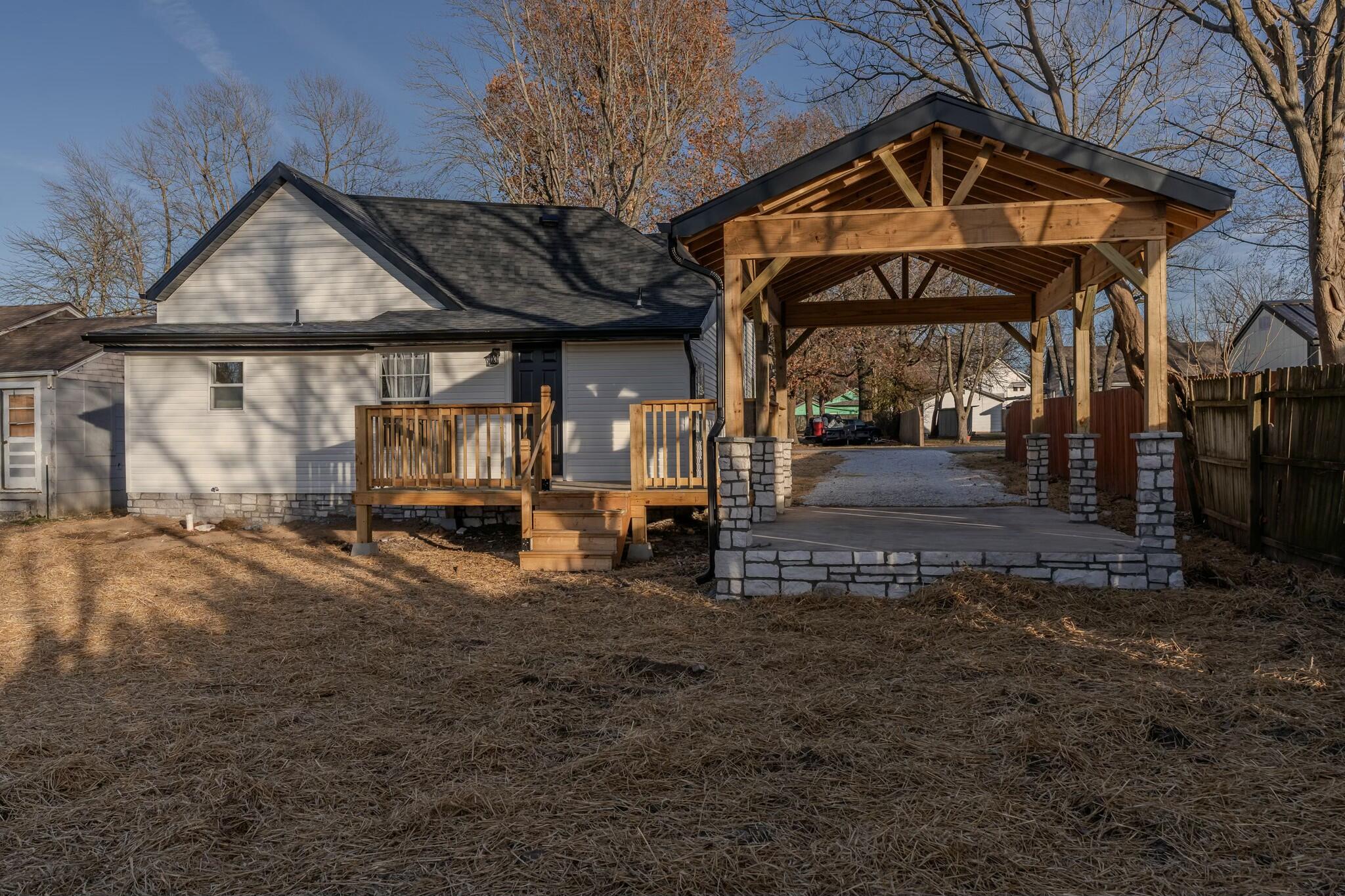 825 South Park Avenue Property Photo 13