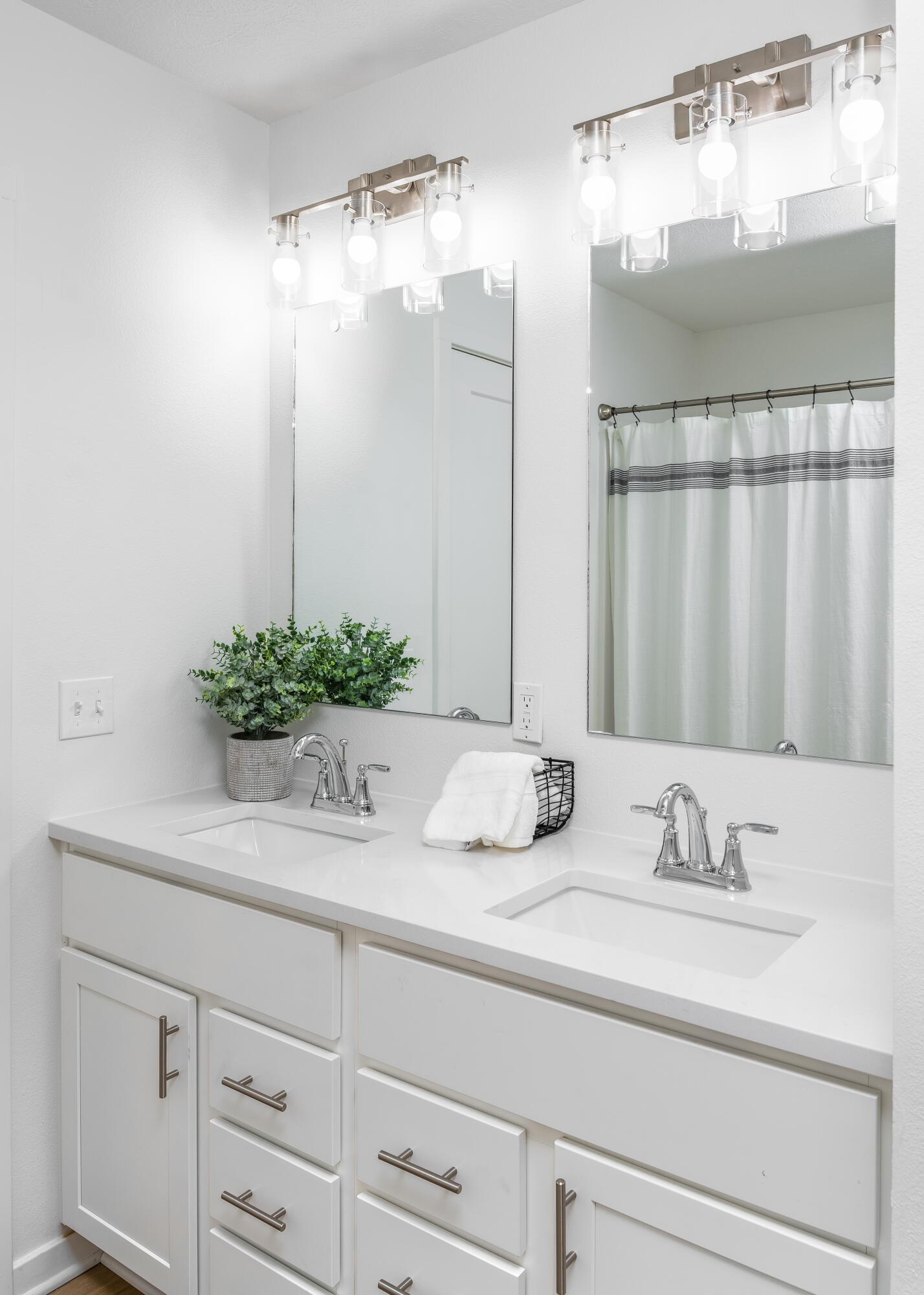 2605 West Goldfinch Drive Property Photo 8