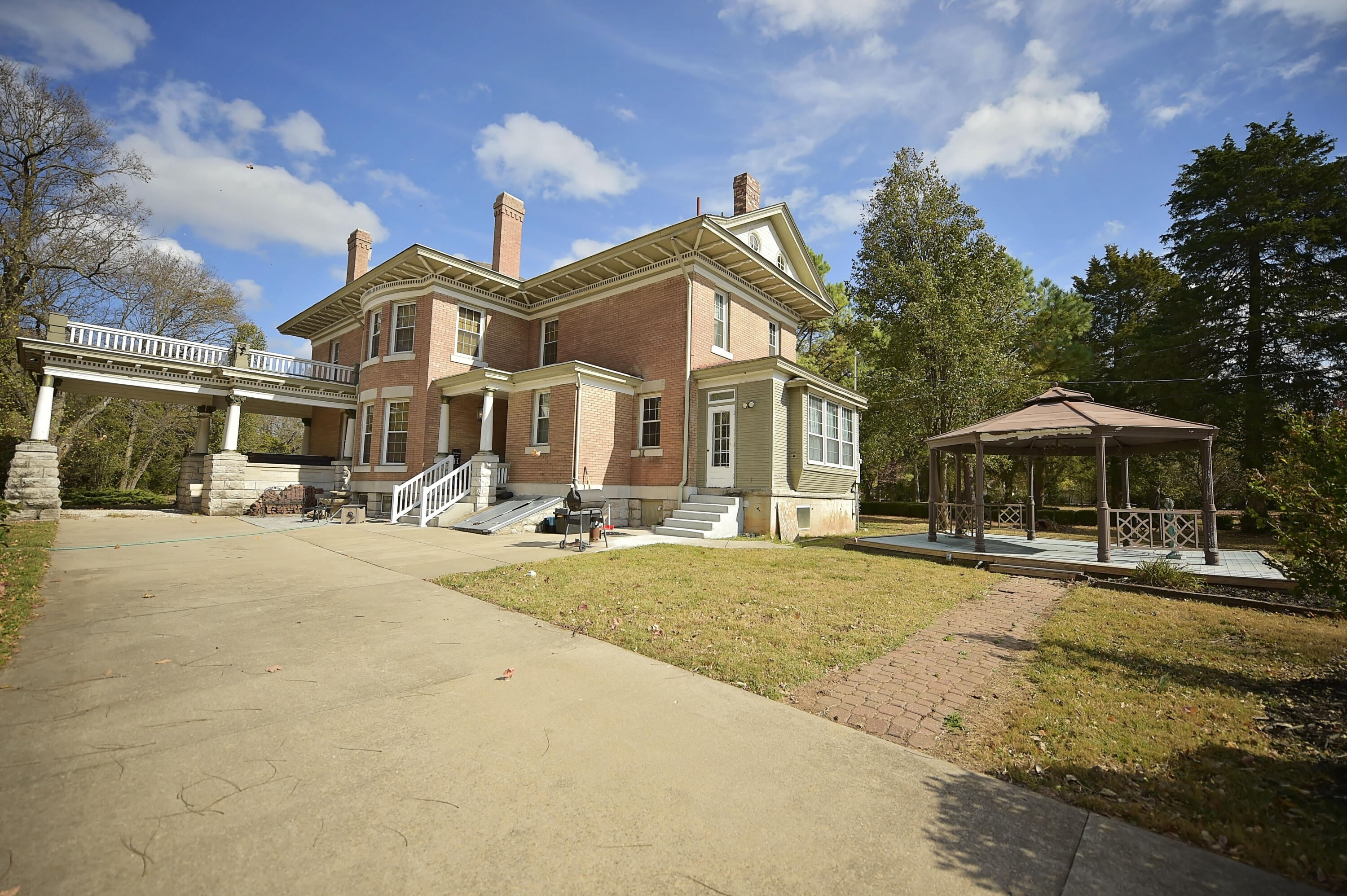 847 South Scenic Avenue Property Photo 2
