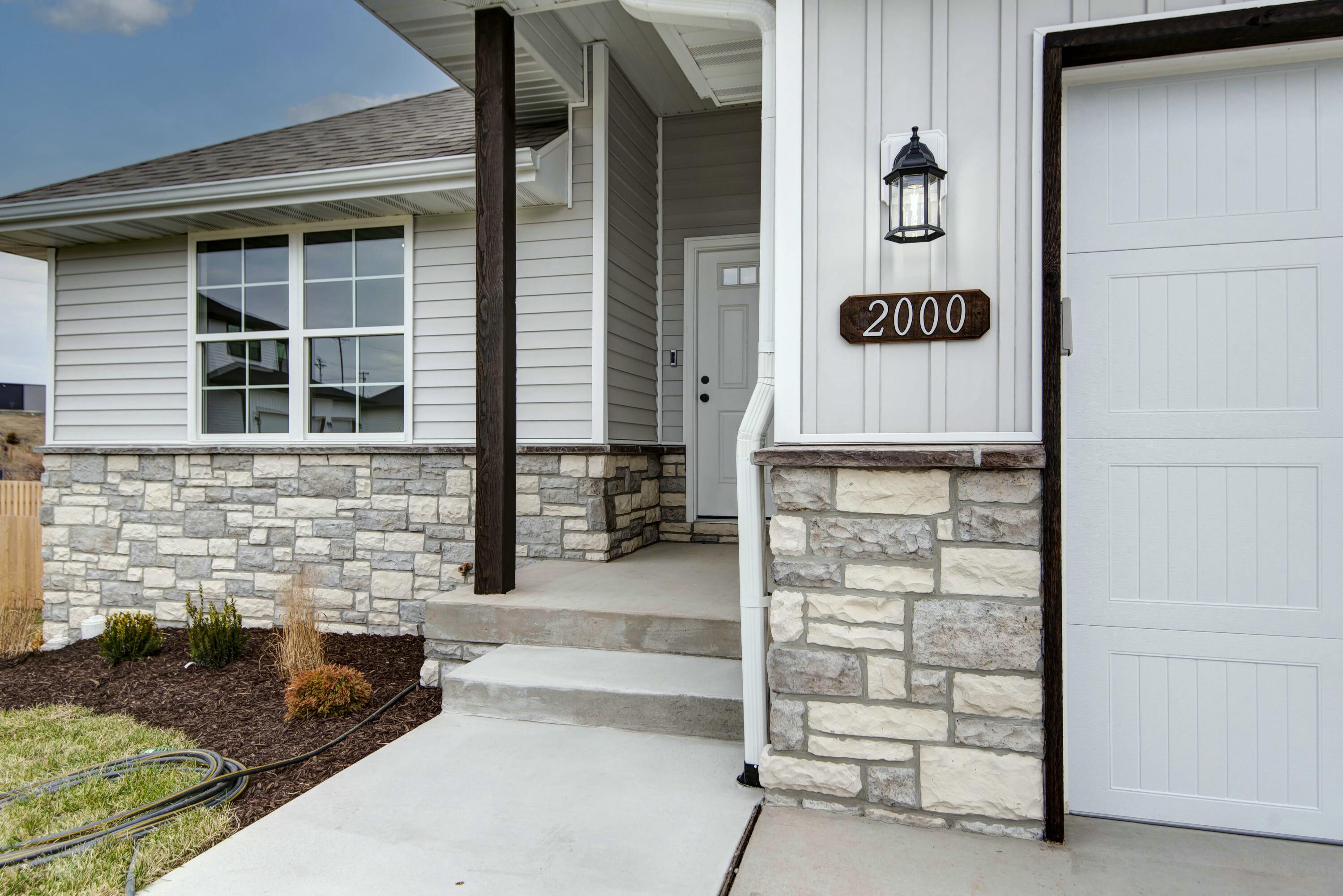 2000 South Edgewood Court Property Photo 3