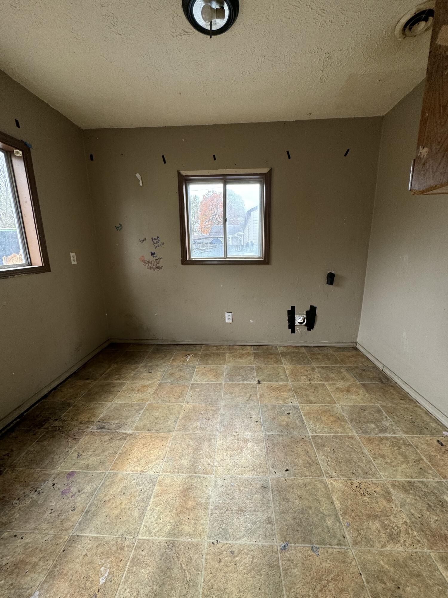 910 South Newton Avenue Property Photo 3