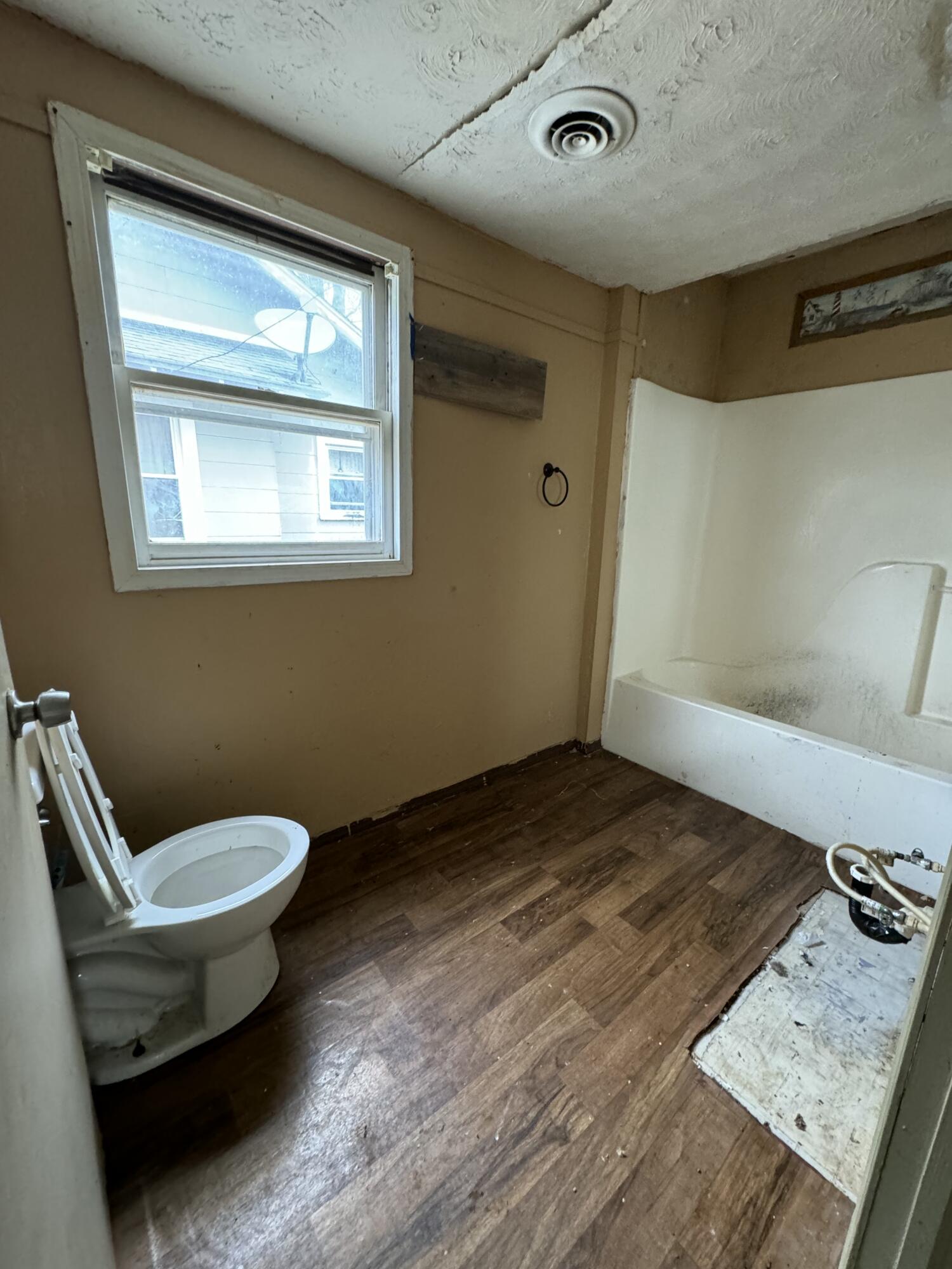 910 South Newton Avenue Property Photo 5