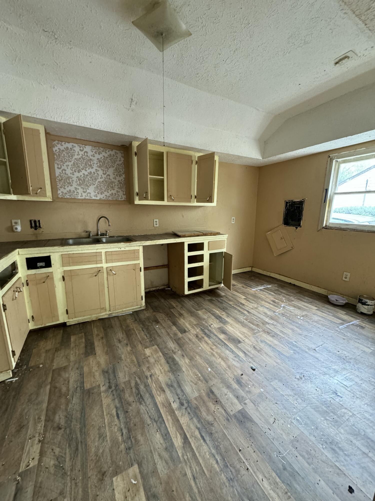 910 South Newton Avenue Property Photo 6