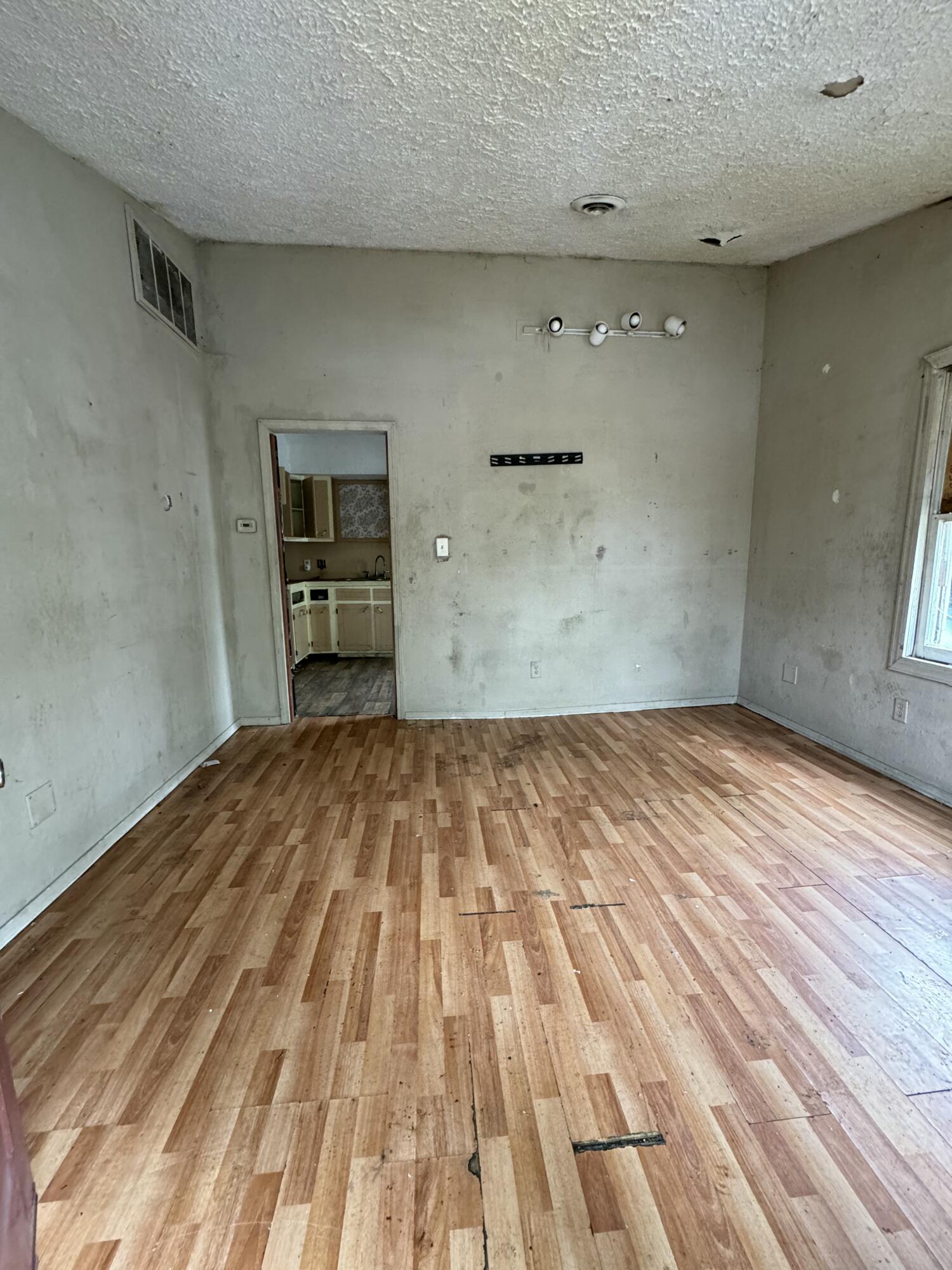 910 South Newton Avenue Property Photo 7