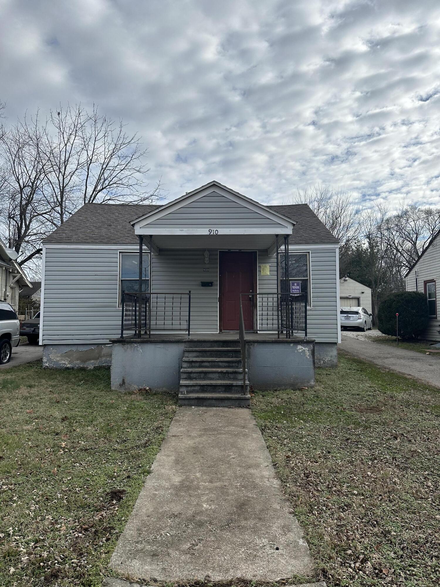 910 South Newton Avenue Property Photo 8