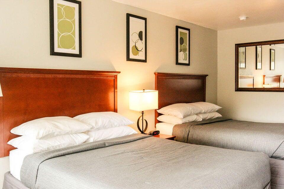 2125 West Elm Street Property Photo 4