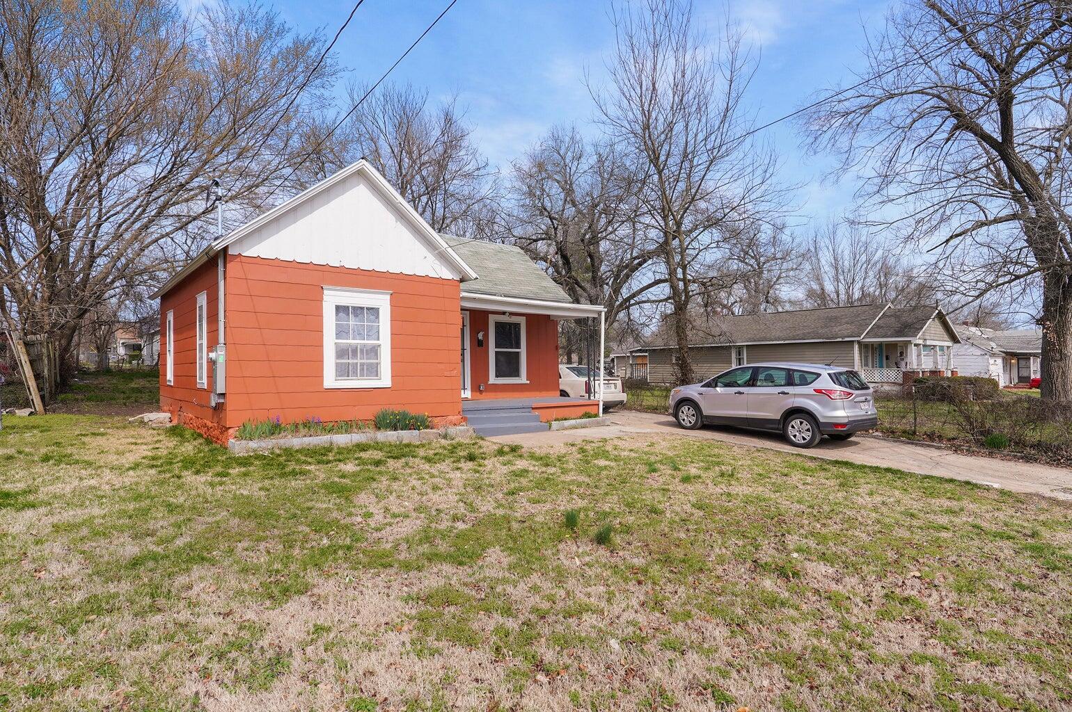 1347 East Thoman Street Property Photo 2