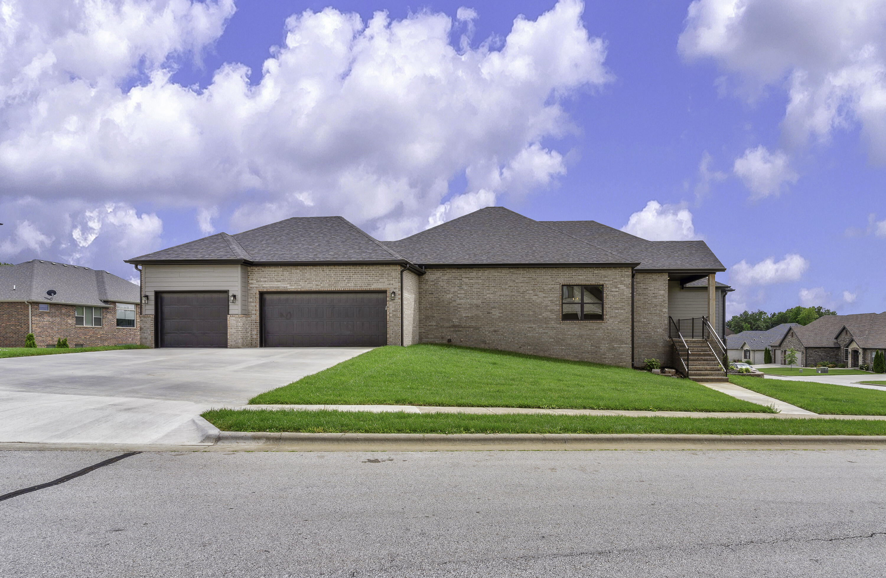 702 South Thornridge Drive Property Photo 3